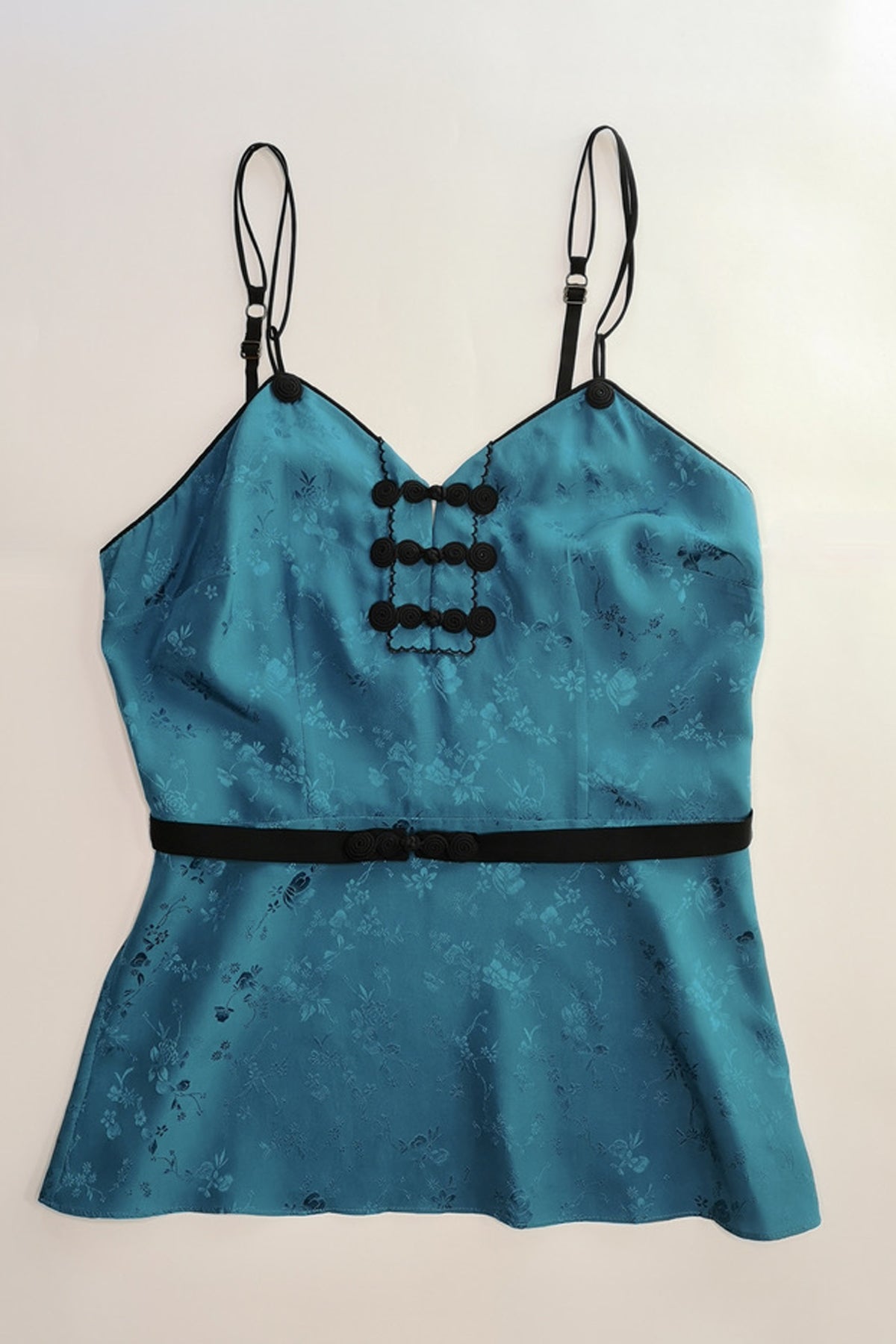 Detalle del top Mayle Arcadia mostrando su textura y diseño minimalista perfecto para combinar con prendas casuales y elegantes