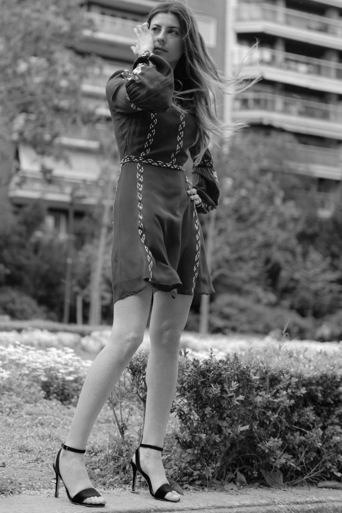 Modelo posando con vestido corto Rahi Cali Posy Sweetheart mostrando el escote y los tirantes finos
