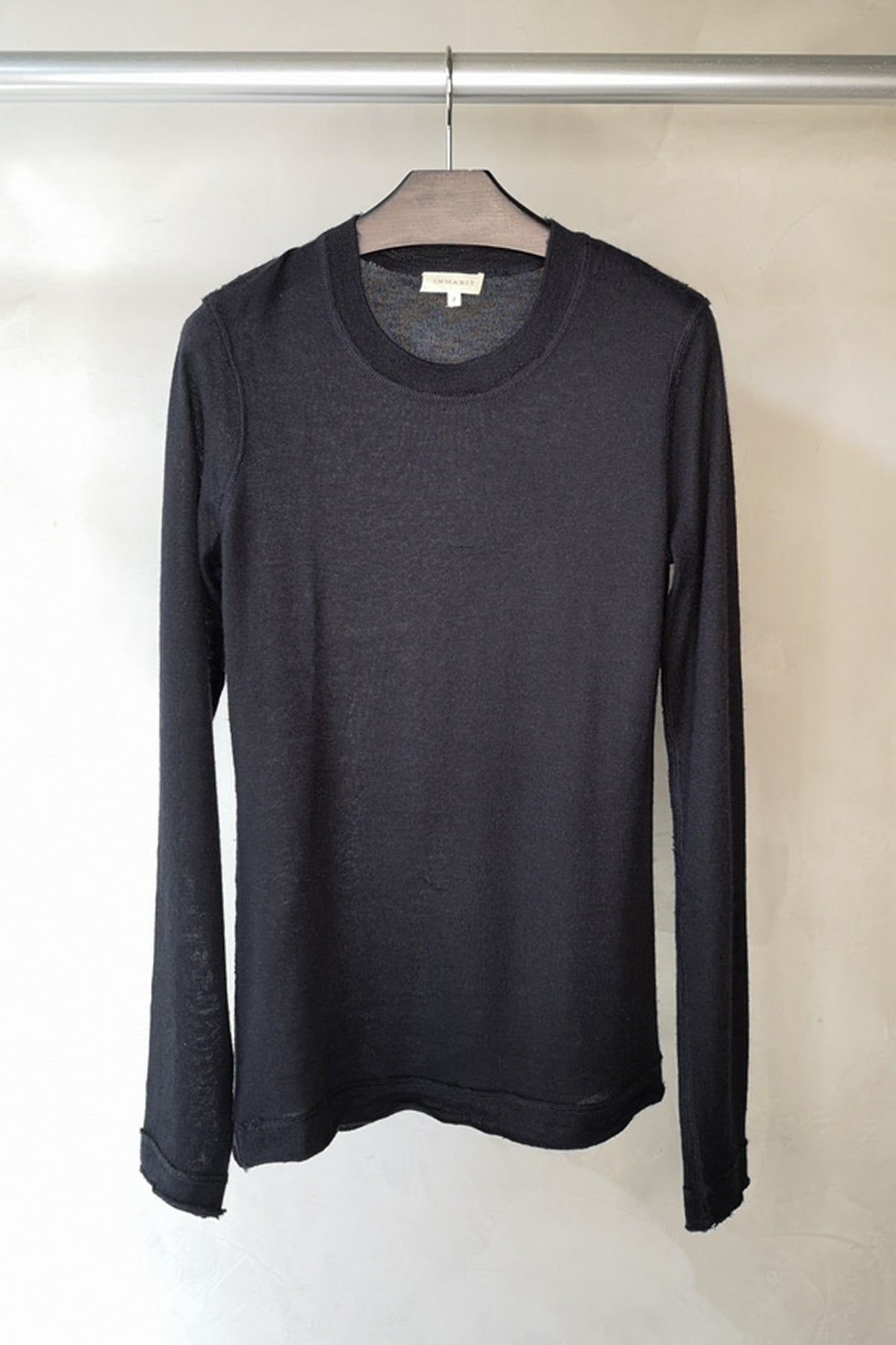 Jersey Inhabit cuello redondo en color navy de cachemir 100 % con manga larga y tacto suave ideal para looks de otoño elegantes