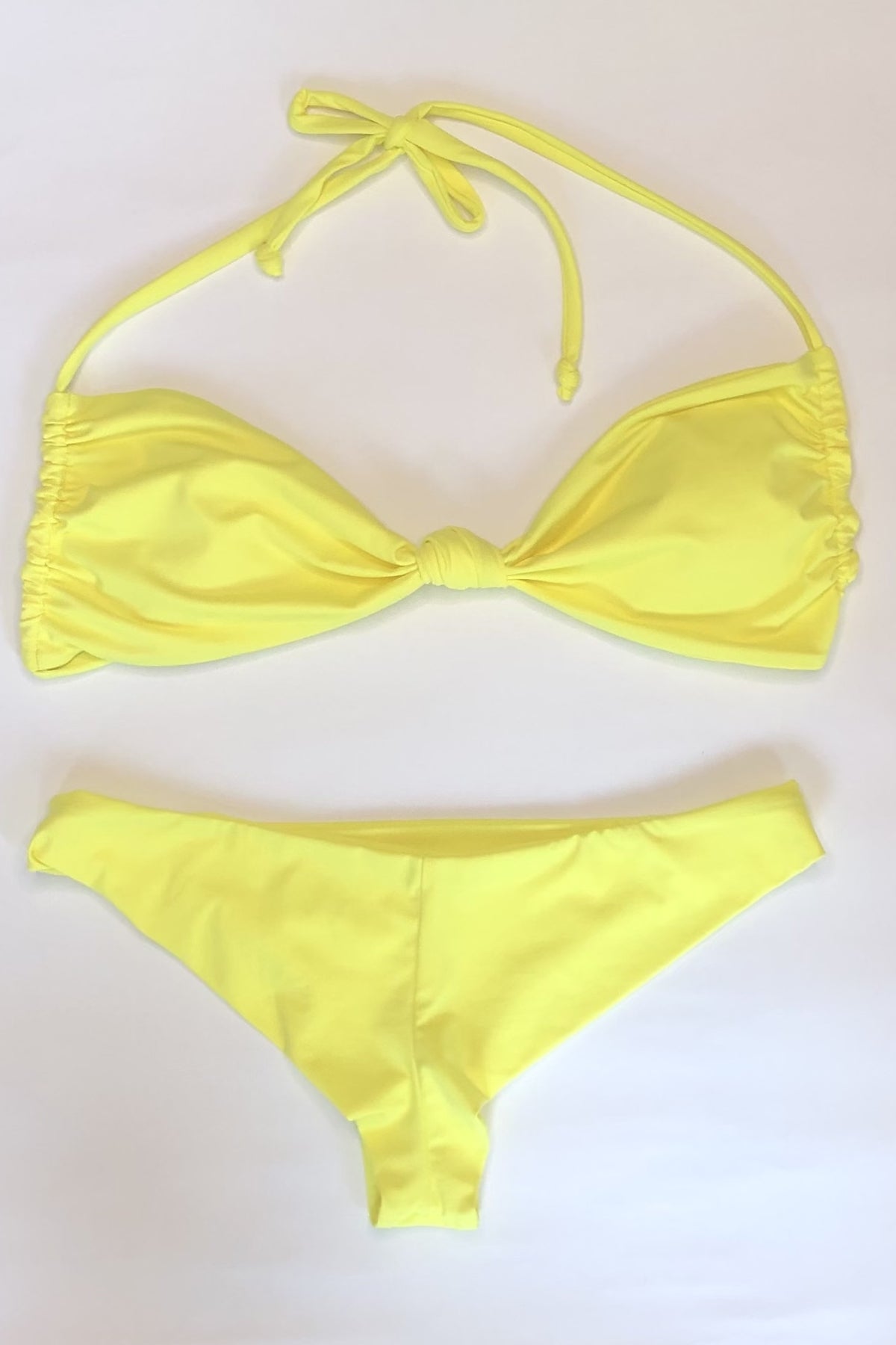 Vista trasera del bikini Frankies Gabe Lemonade sobre fondo blanco, braguita minimal en amarillo limón y tirantes finos ajustables