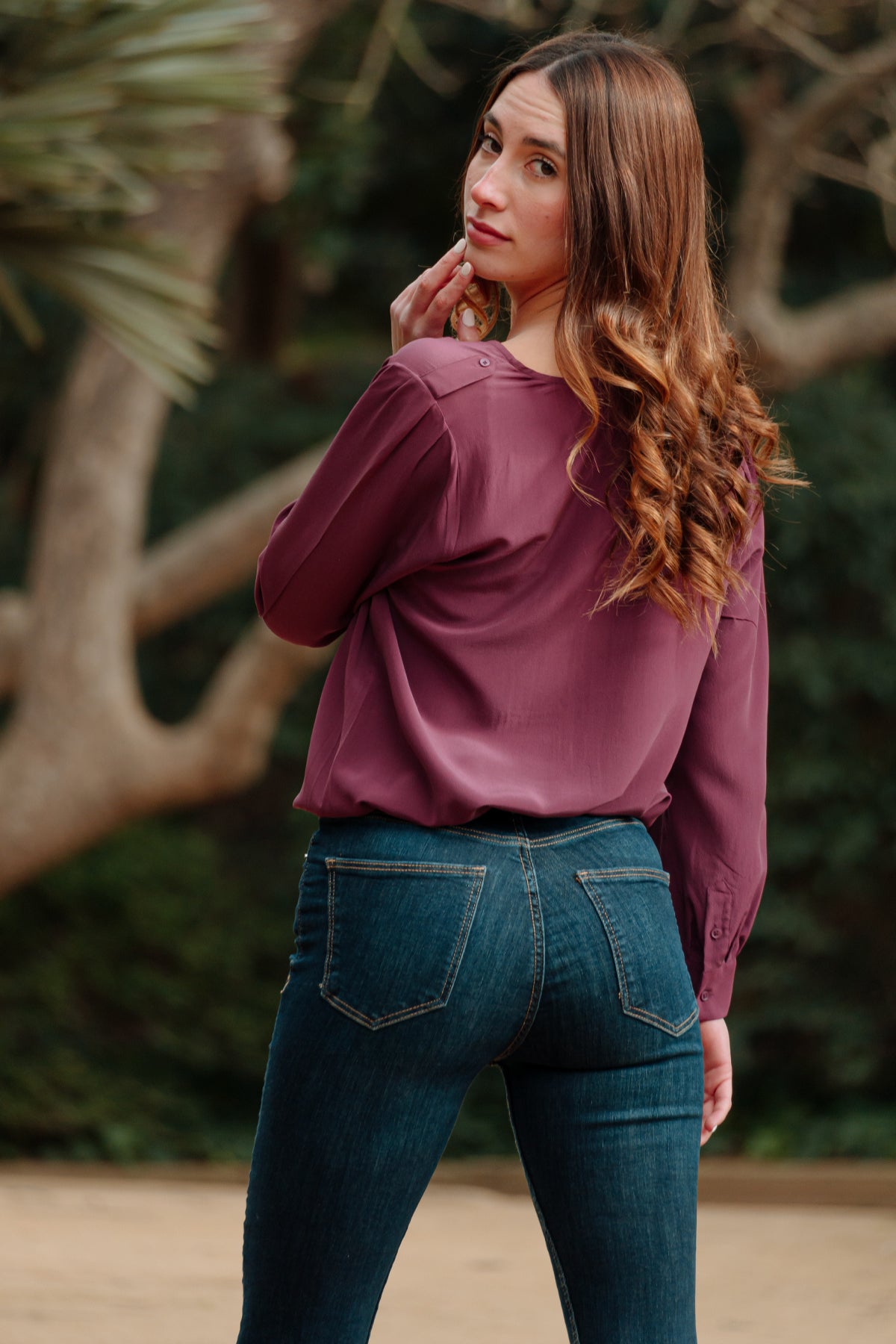 Imagen de la blusa Joie Marlo color Shiraz vista desde atrás, con costuras definidas y corte favorecedor para la figura