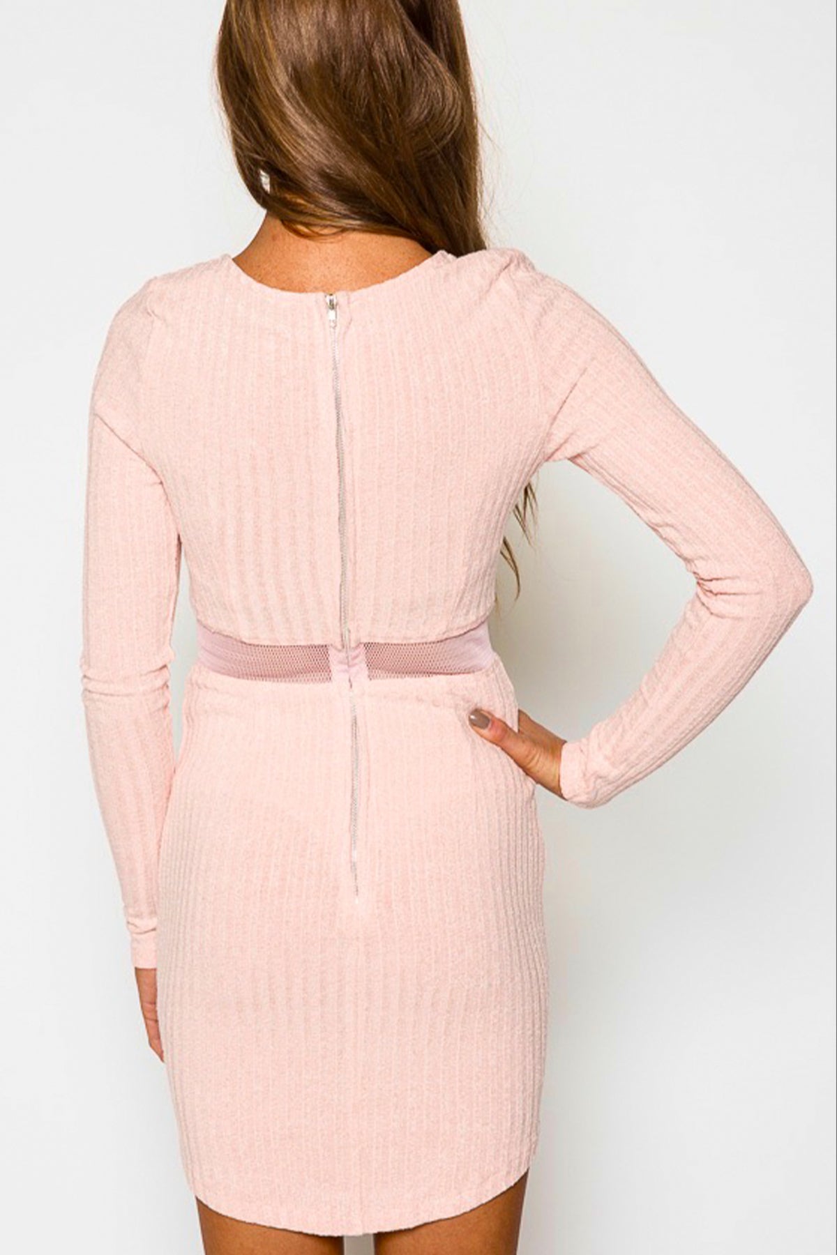 Vista trasera del vestido corto Angel Biba Knitted en Light Pink, destacando su espalda abierta y elegante