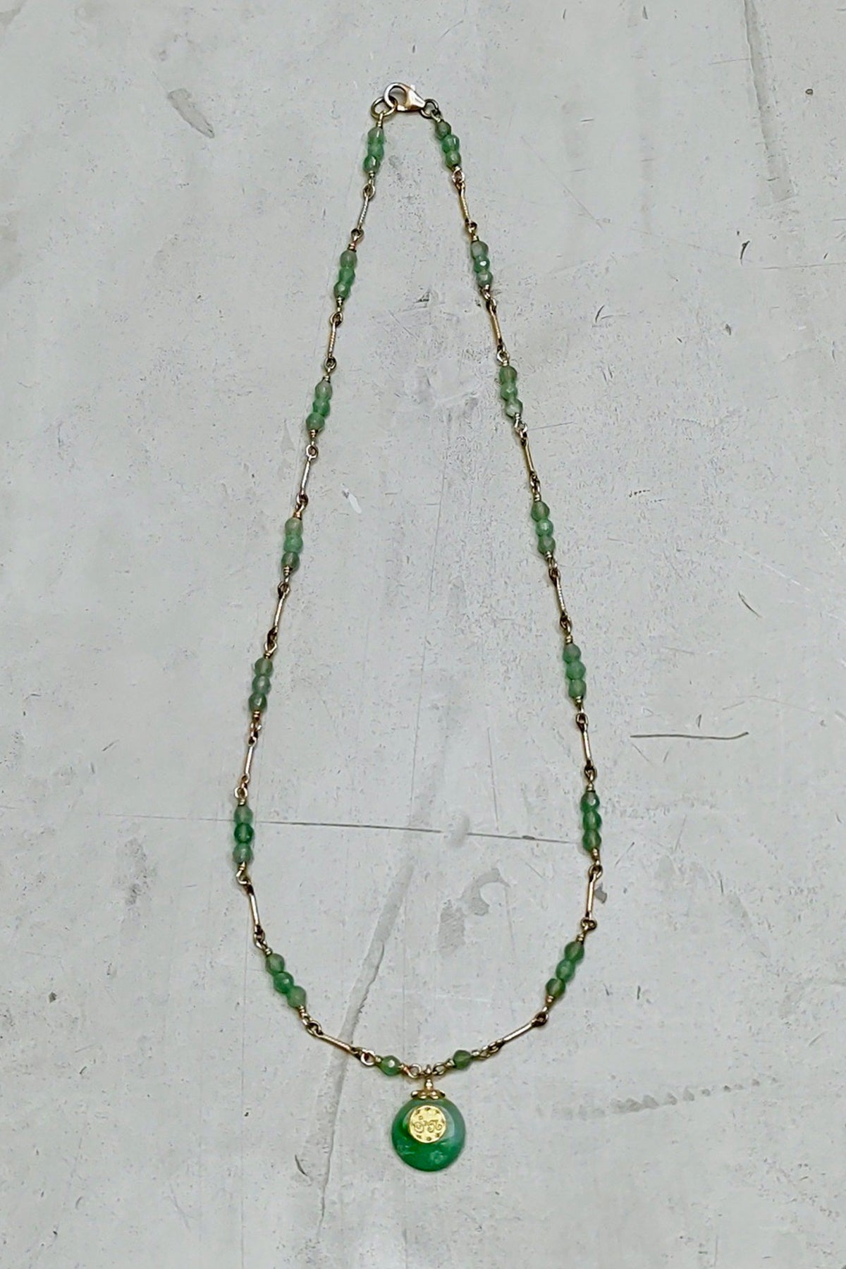 Colgante Jewelry Jade Charm con piedra aventurina natural y detalle en jade para un toque elegante y sofisticado en joyería artesanal