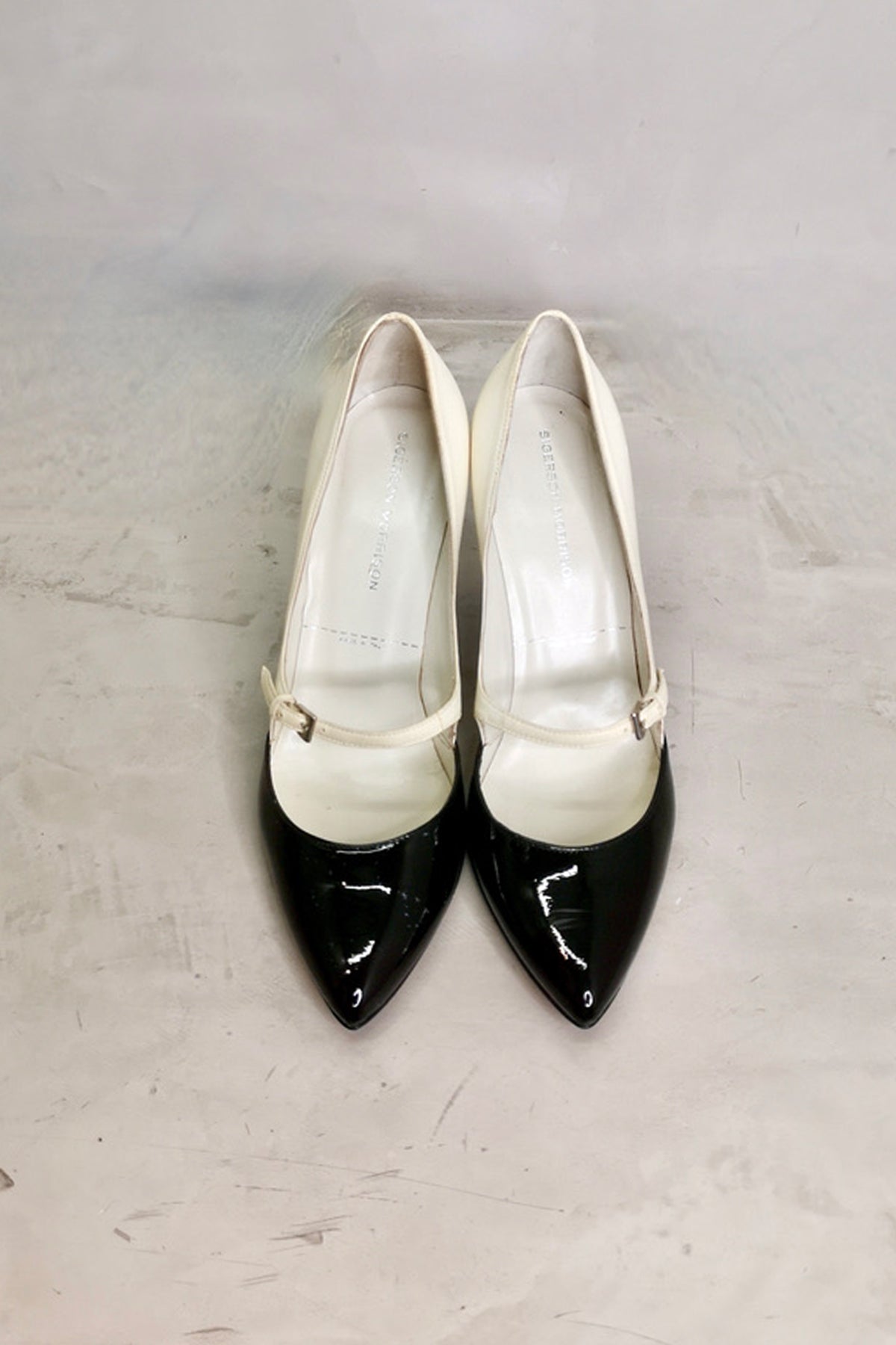 Zapatos Sigerson Morrison Black & White de cuero suave con cuerpo blanco y puntera negra, estilo clásico y sofisticado