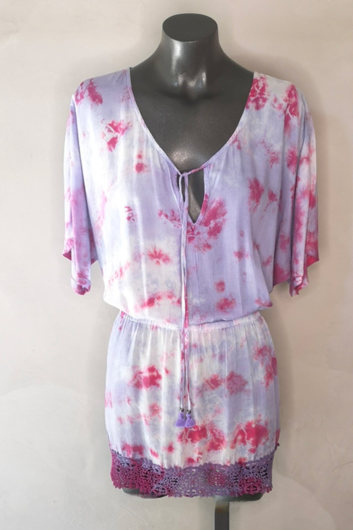 Vestido mini Gypsy Lavender Tie Dye con manga corta y escote redondo realza estampado degradado y estilo boho