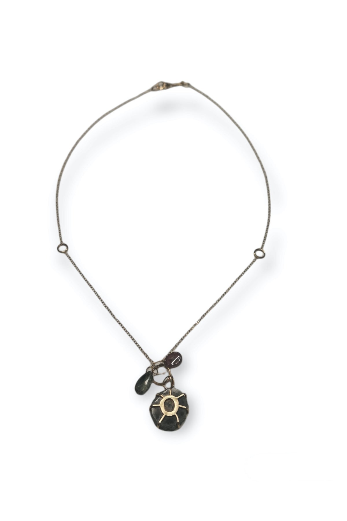 Collar Melissa Joy Manning en oro amarillo presentado sobre fondo blanco para resaltar su diseño elegante y artesanal