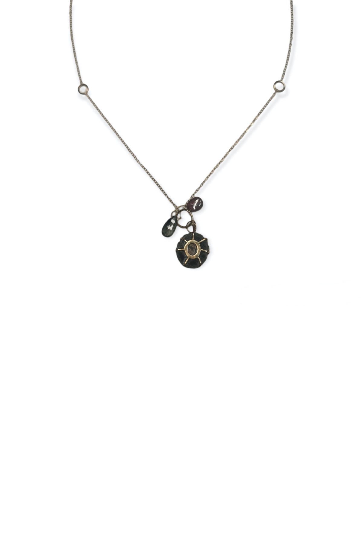 Imagen del collar dorado Melissa Joy Manning sobre fondo blanco mostrando detalle y acabado brillante de alta calidad