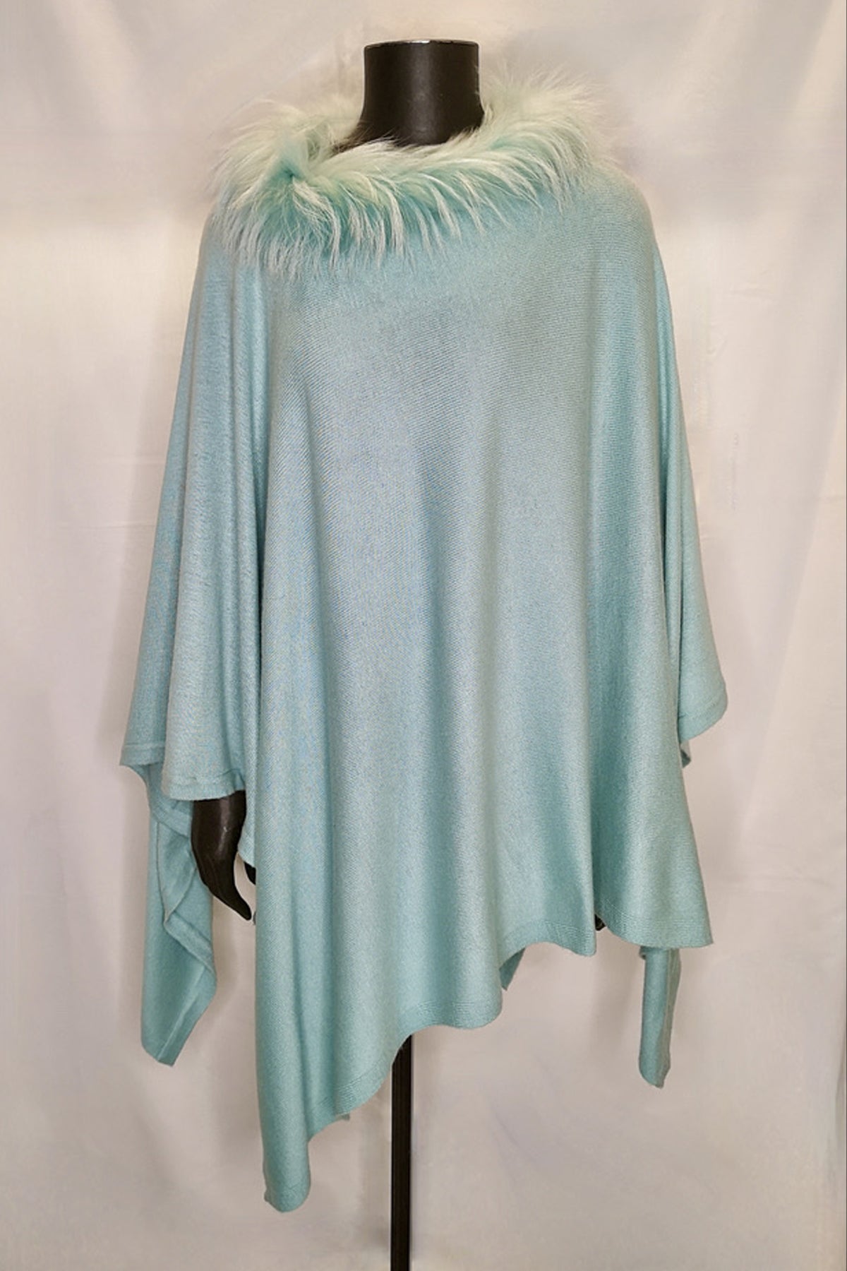 Poncho Linda Richards en color turquesa, mezcla de lana y cashmere con cuello de zorro para un look cálido y sofisticado