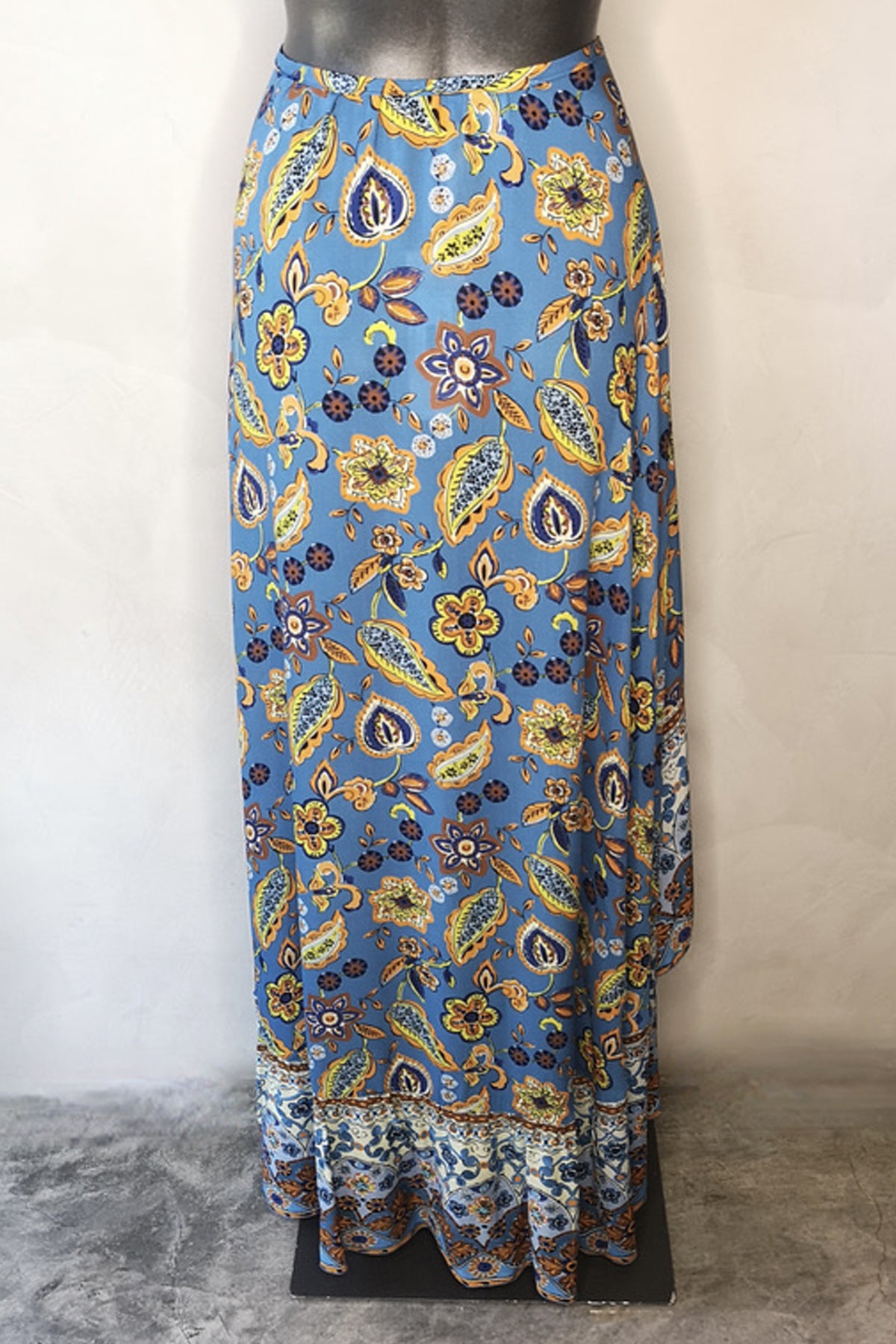 Maxi falda bohemia Raffaela D'Angelo con volantes, corte envolvente y talle alto en viscosa azul paisley