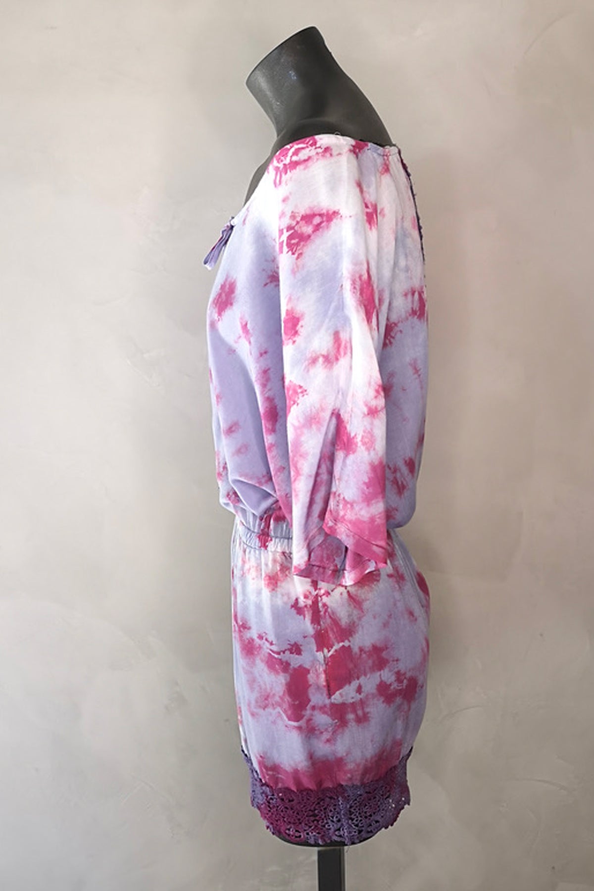 Vestido Gypsy Lavender Tie Dye visto de perfil sobre fondo blanco, textura fluida y caída favorecedora para verano