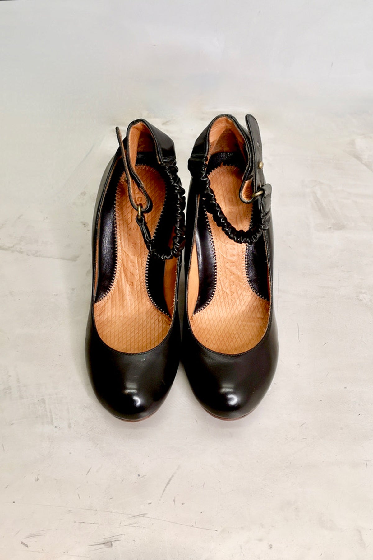 Zapatos de tacón medio Obelie de Chie Mihara en piel negra con correa al tobillo, estilo elegante y cómodo