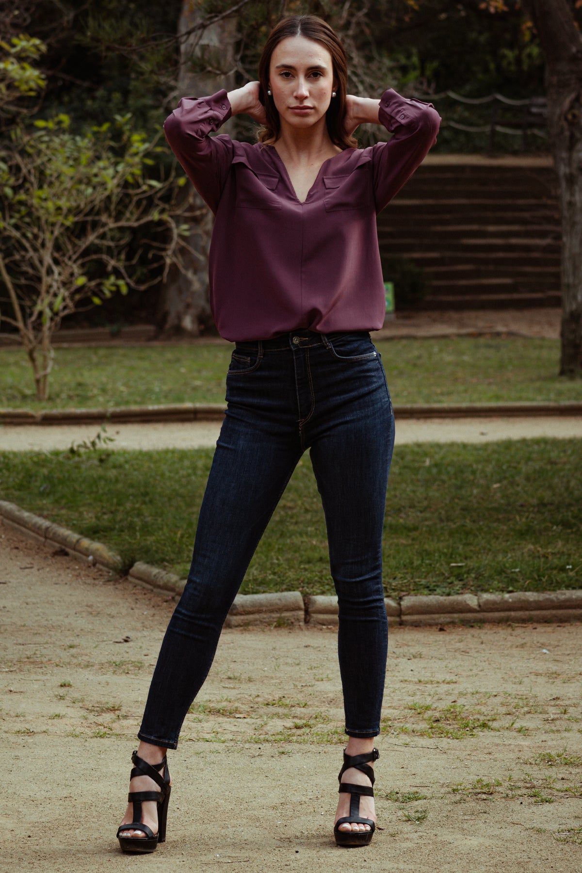 Modelo con blusa Joie Marlo en color Shiraz, mangas largas y detalle fruncido para un estilo elegante y sofisticado