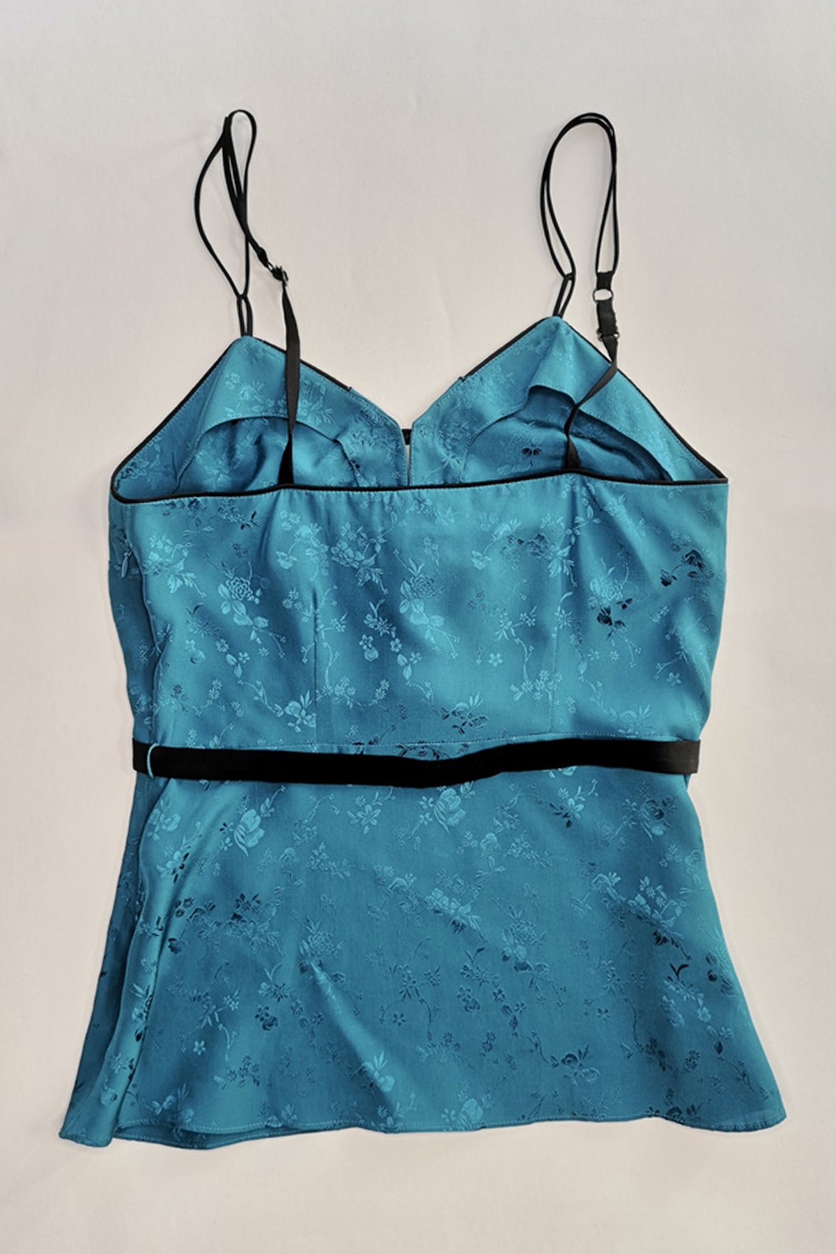 Vista trasera del top Mayle Arcadia mostrando su corte ajustado y diseño elegante, ideal para combinar con jeans o faldas