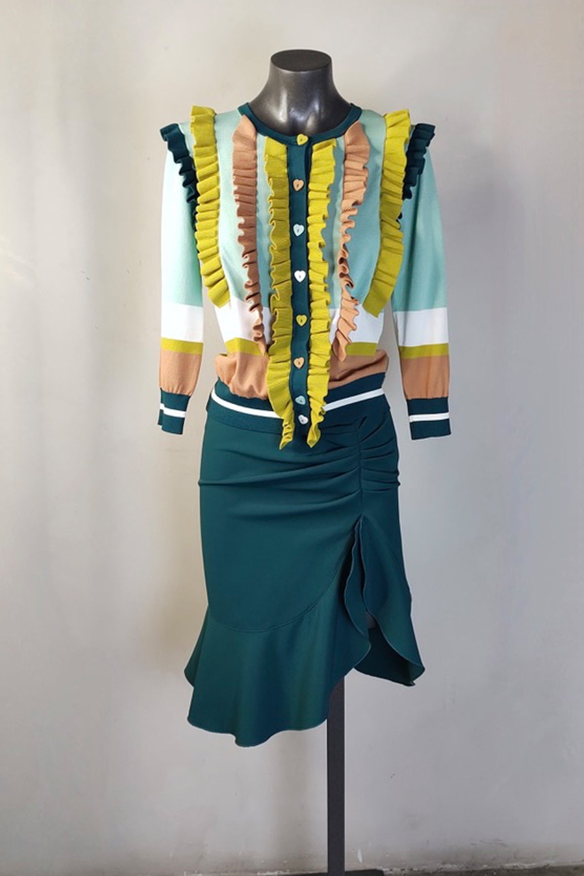 Falda midi Elisabetta Franchi en maniquí, mostrando su caída fluida y cintura alta para looks elegantes
