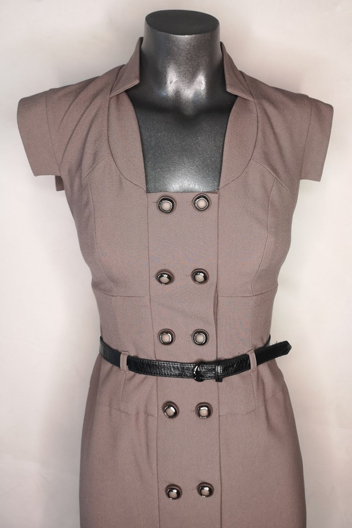 Detalle del escote, mangas casquillo y falso abotonado del vestido midi Black Halo Francine Tailored en marrón, exhibido en maniquí sobre fondo blanco