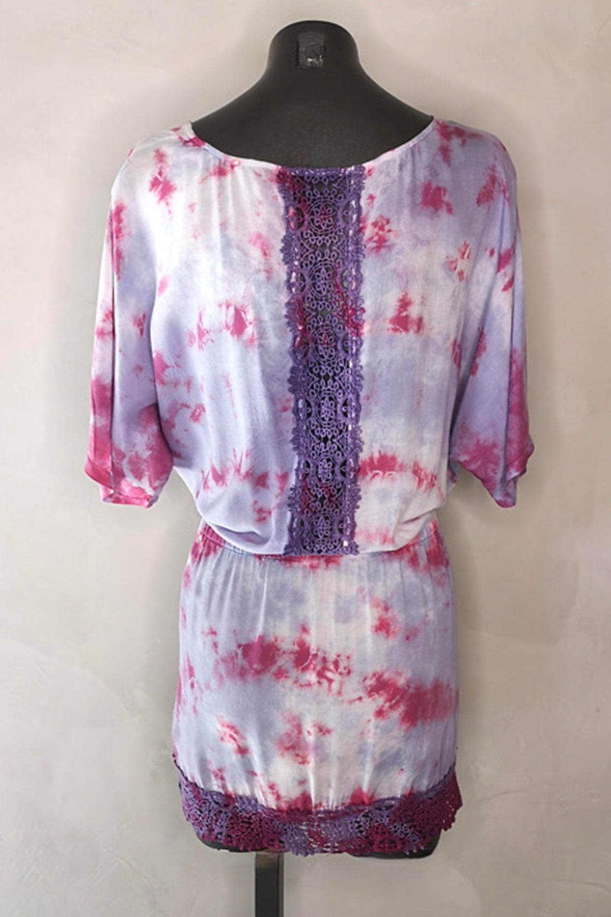 Vista trasera del mini dress Gypsy Tie Dye, encaje en la espalda y bajo con terminado de puntilla que añade delicadeza
