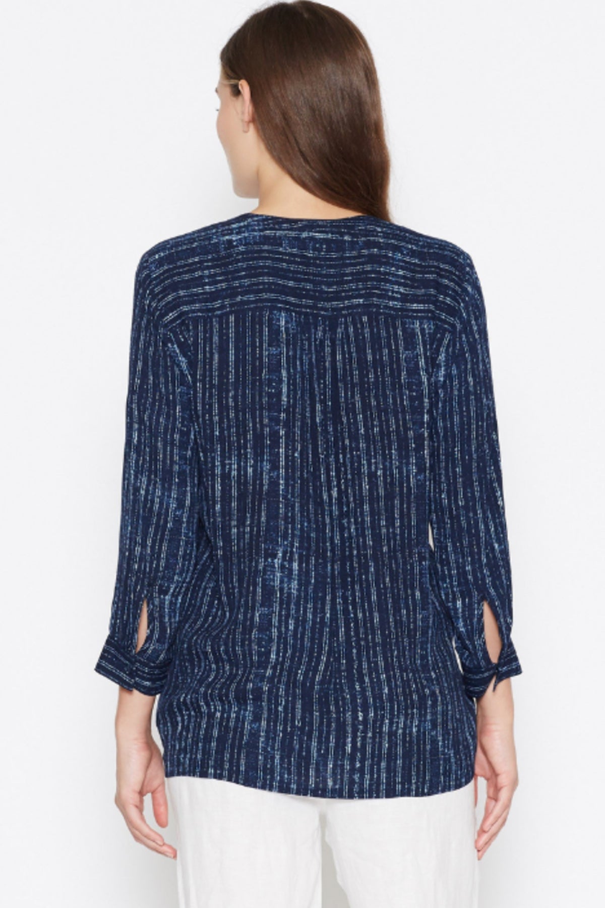 Vista trasera de la blusa Joie Rozz Galaxy Blue, mostrando costura central y caída fluida sobre fondo blanco para estilo refinado