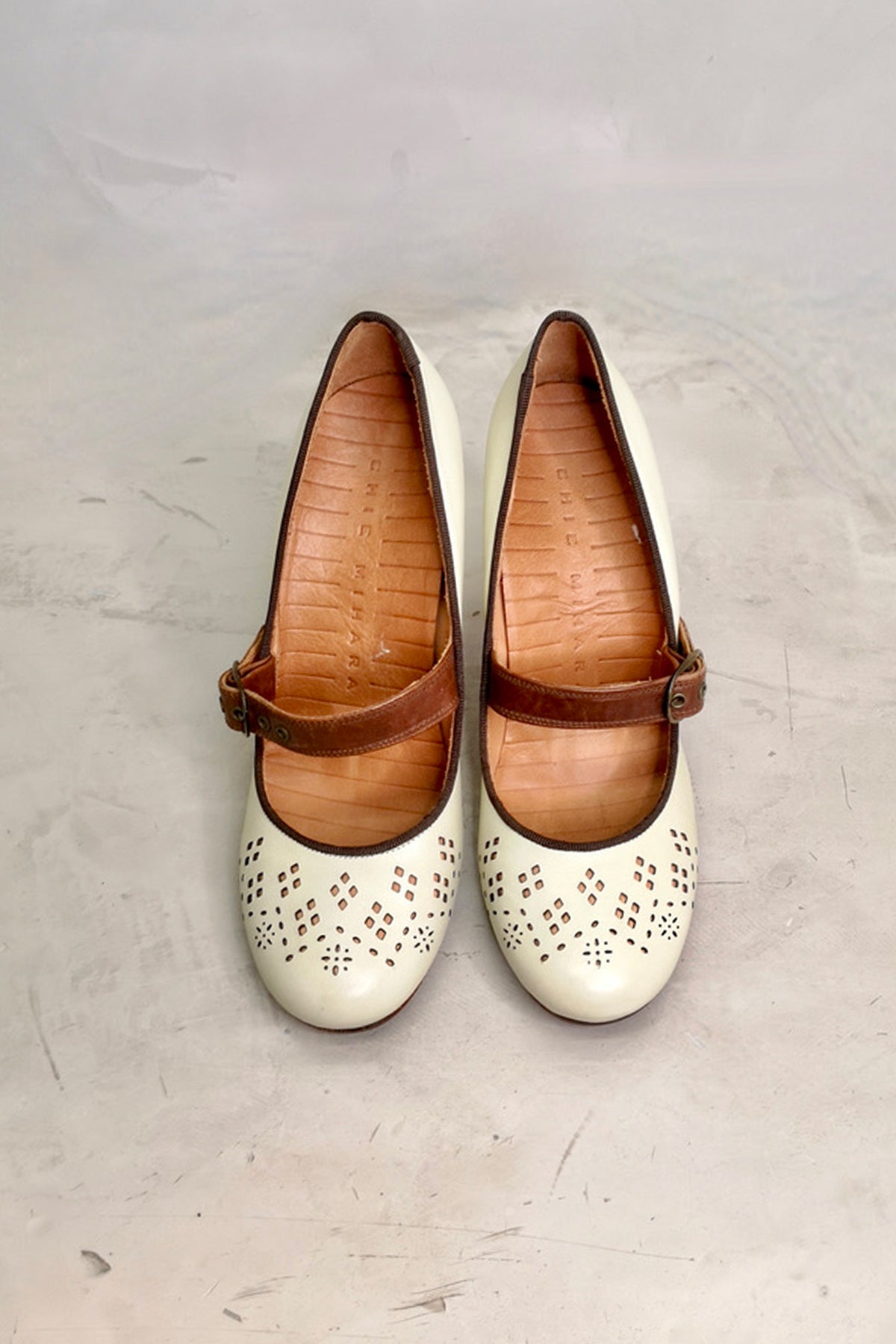 Zapatos Chie Mihara Crio de tacón medio en piel marrón con diseño elegante y moderno para looks sofisticados y cómodos