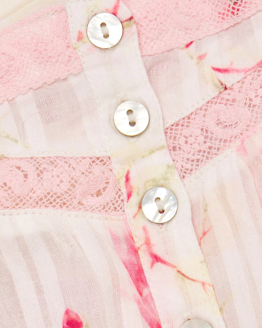 Primer plano de los botones frontales del top LoveShackFancy Maitri Cherry Soda, resaltando los detalles y acabados de calidad