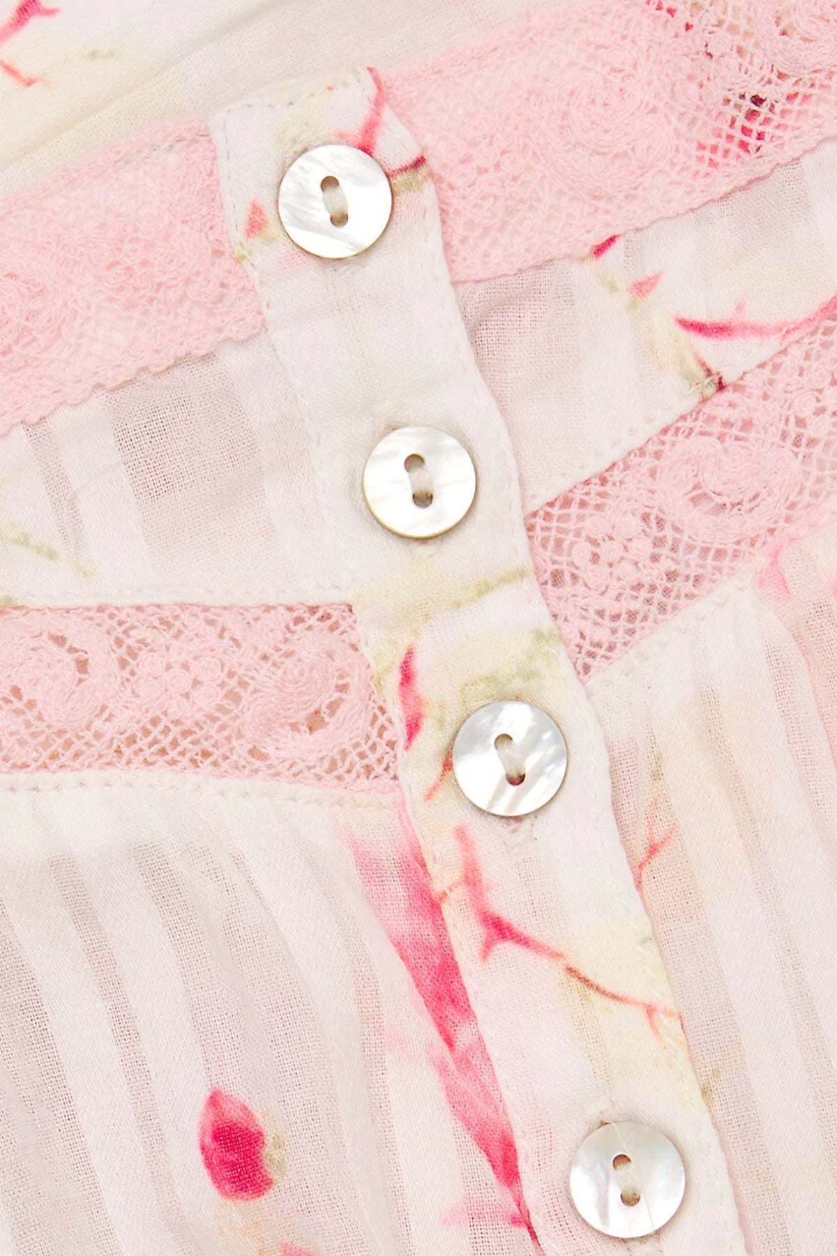 Primer plano de los botones frontales del top LoveShackFancy Maitri Cherry Soda, resaltando los detalles y acabados de calidad