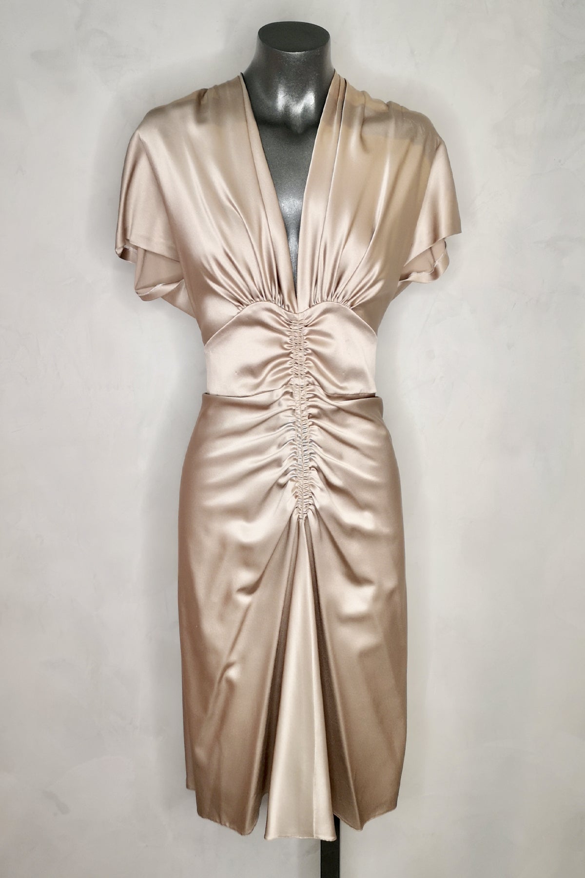 Vestido corto Luisa Beccaria Ruched en tono rosa pastel con drapeados delicados y mangas largas transparentes sobre fondo blanco