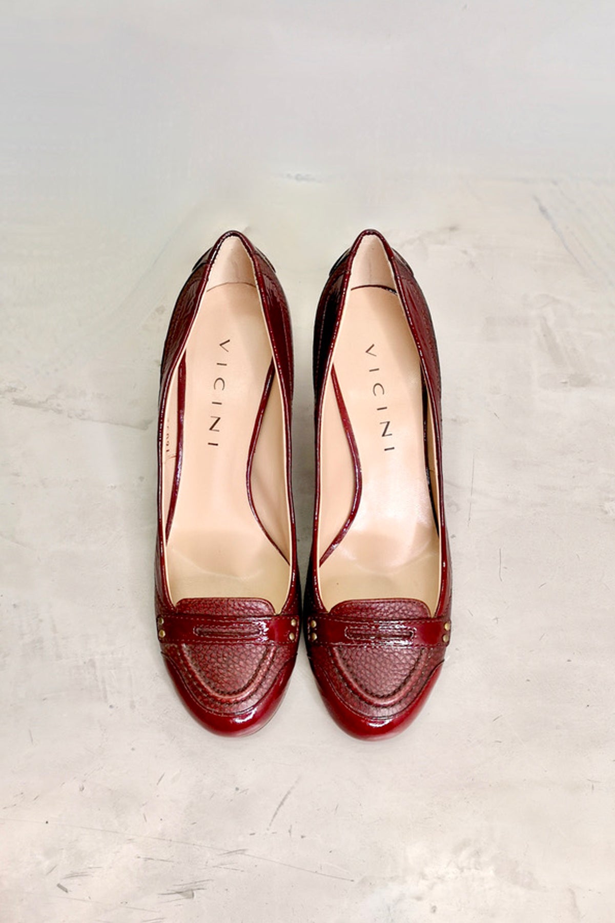 Zapatos de tacón alto Vicini en color burdeos con diseño sofisticado y acabado en piel premium para eventos especiales