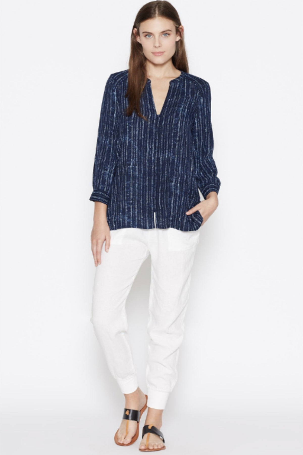 Imagen frontal de la modelo con Joie Rozz Blouse Galaxy Blue, manga larga semitransparente y tejido vaporoso ideal para oficinas elegantes