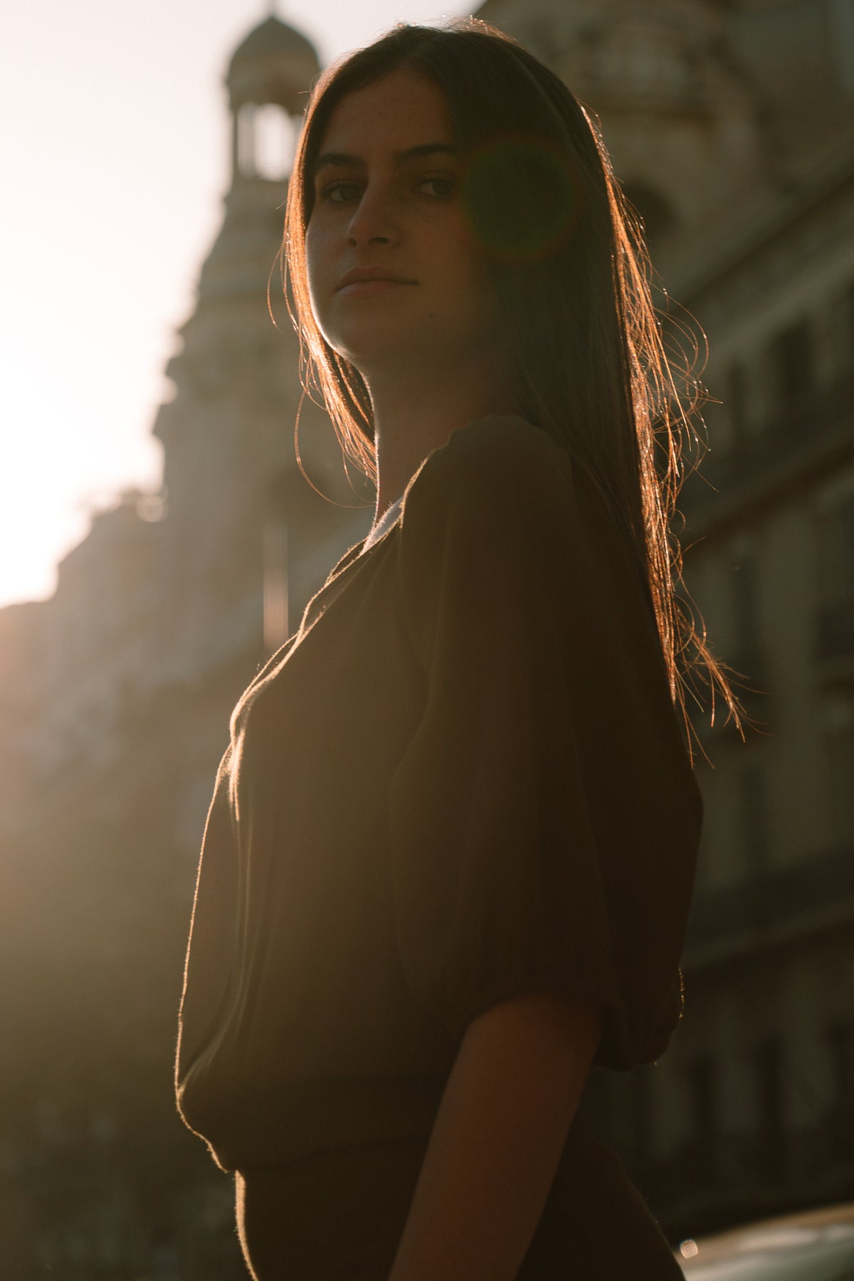 Detalle lateral del vestido Kristina de Flynn Skye con diseño favorecedor, cintura entallada y silueta veraniega