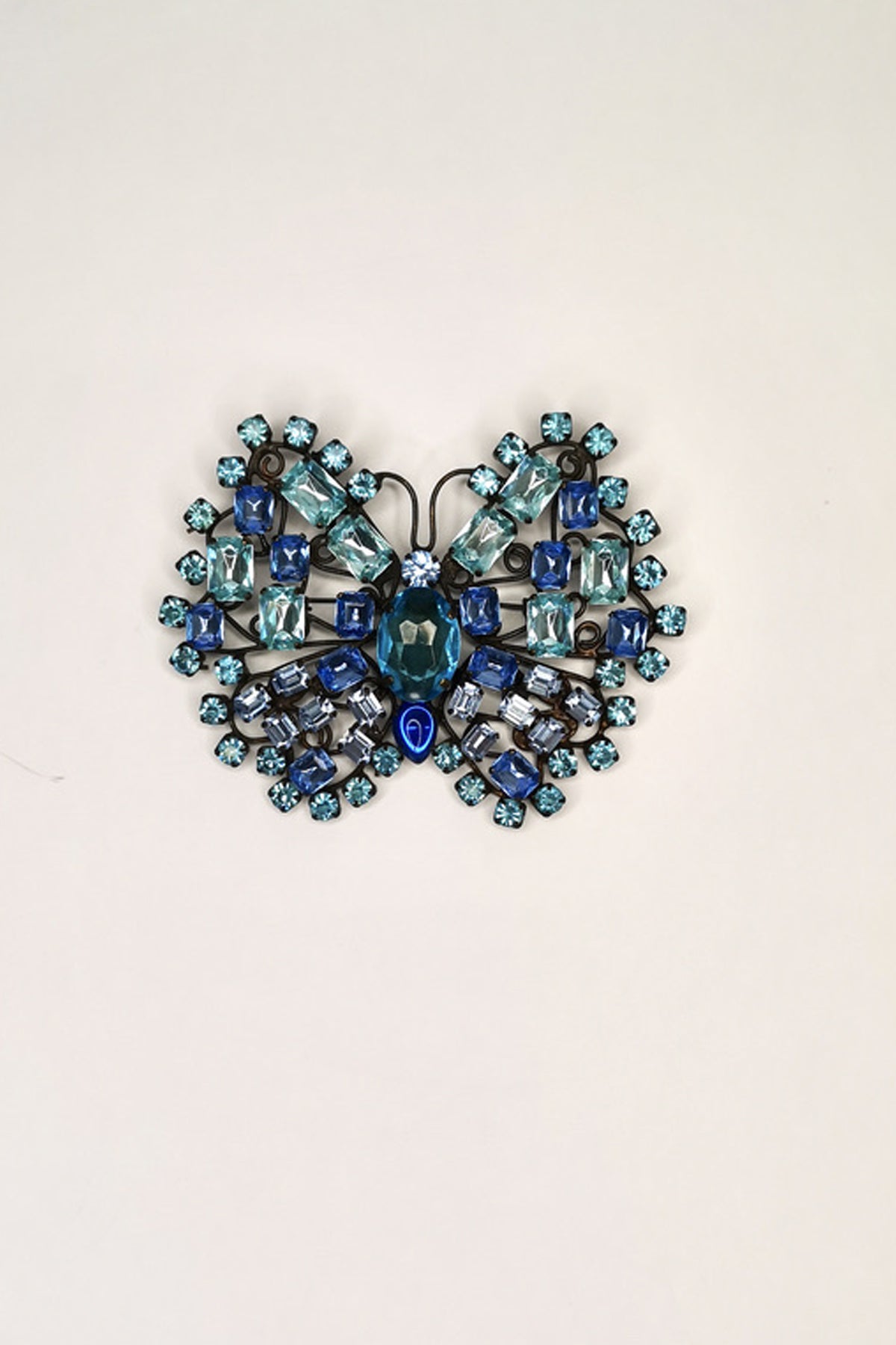 Broche mariposa de cristales Luisa Beccaria en detalle, pieza de joyería que aporta un toque de glamour y sofisticación a tu look