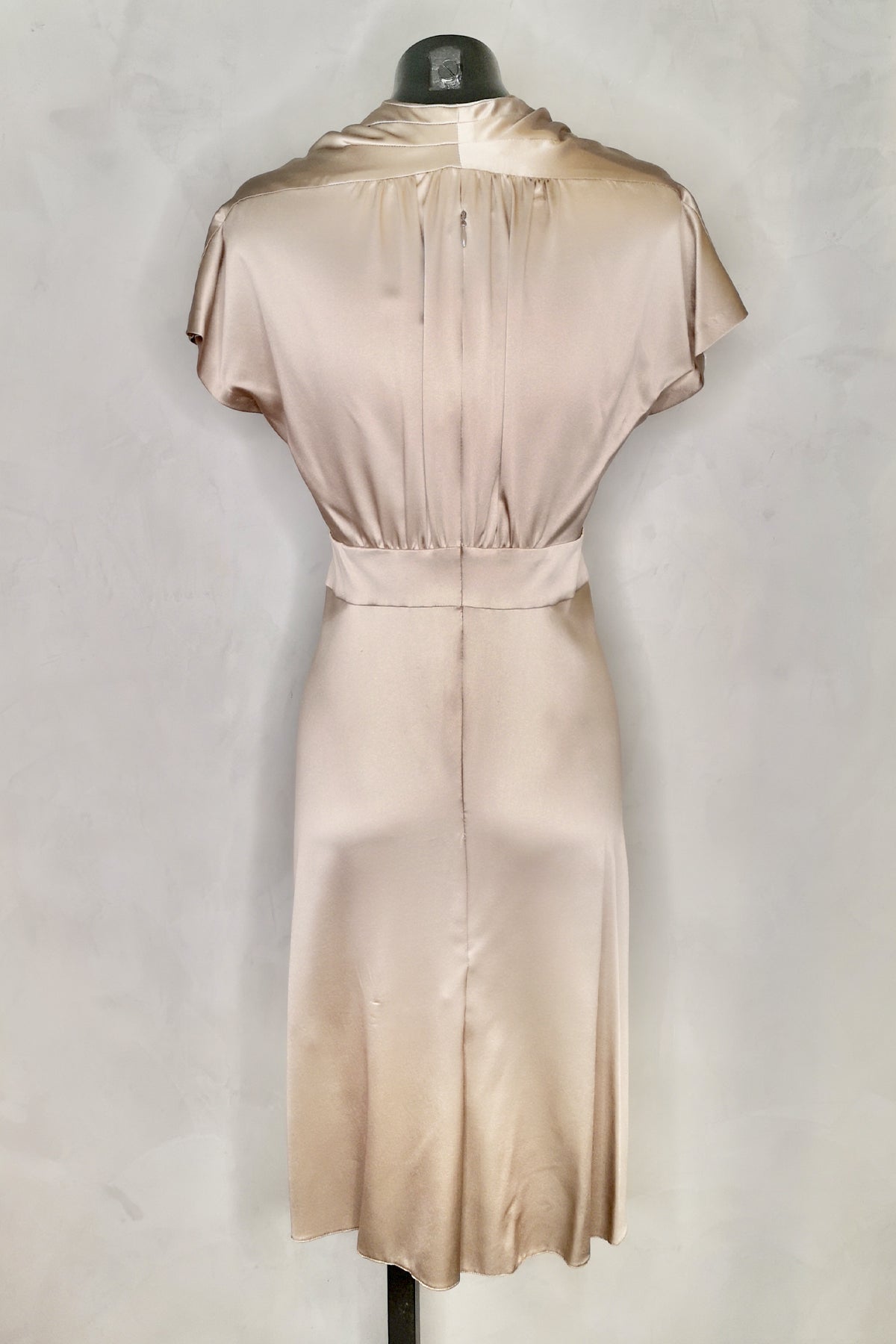 Modelo luciendo vestido corto Luisa Beccaria Ruched con efecto fruncido y detalle romántico en mangas, posando sobre fondo neutro