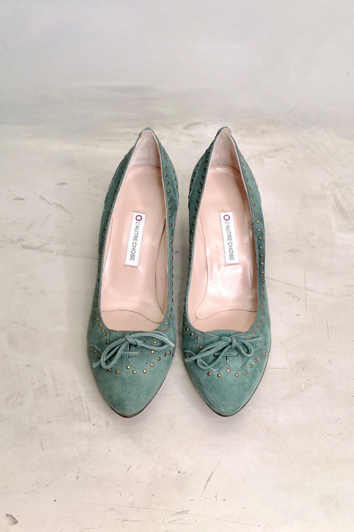 Zapatos de tacón medio L'Autre Chose en piel beige con diseño elegante y punta afilada para un look sofisticado y moderno