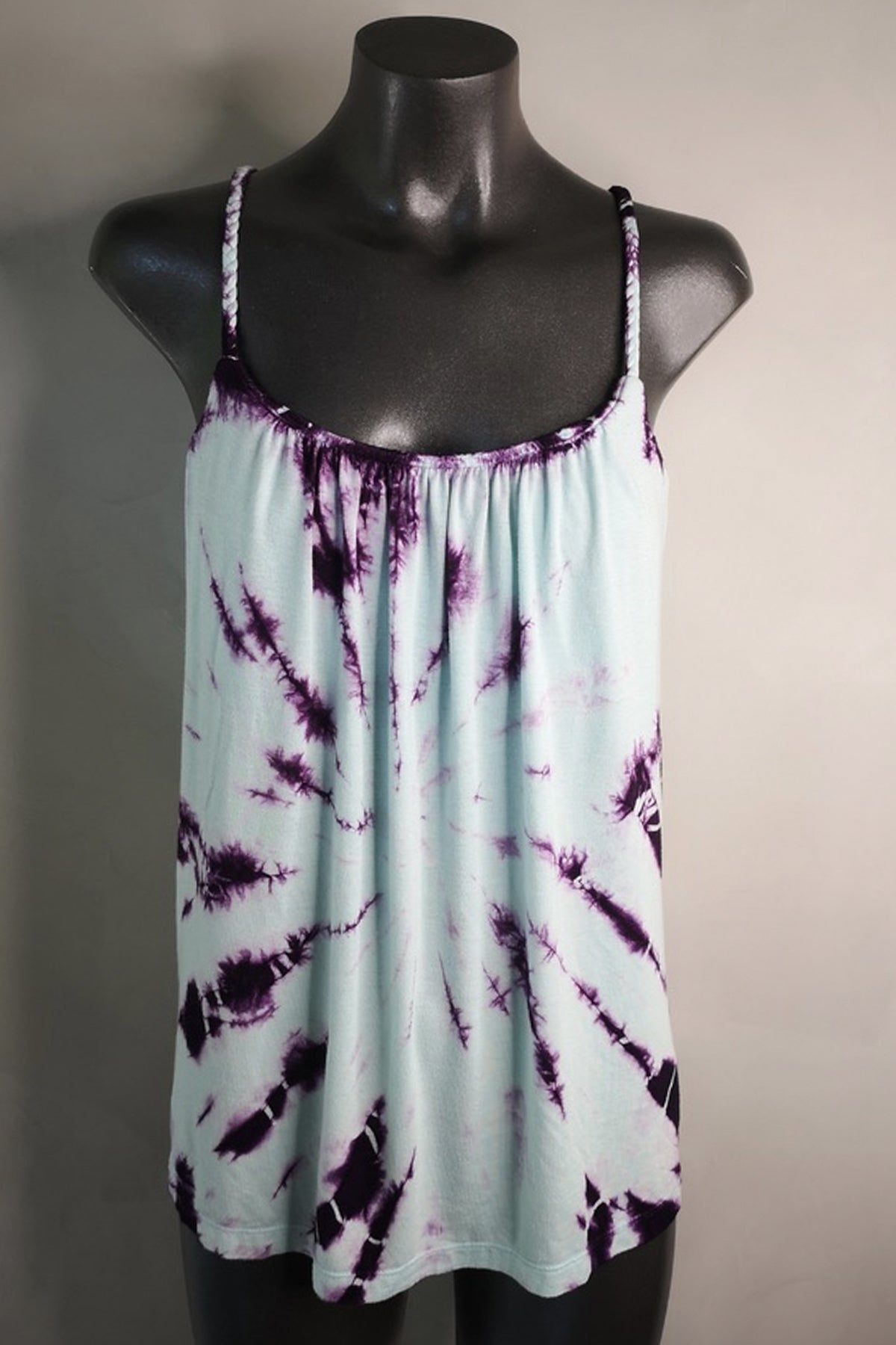 Maniquí luciendo Gypsy Tie Dye Tee azul‑púrpura con tirantes trenzados y efecto tie‑dye vibrante ideal para looks boho