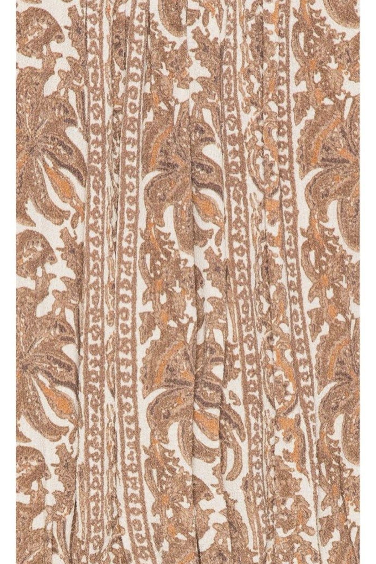 Primer plano del detalle del estampado floral en la blusa marrón Sunset Meadow mostrando su textura y colores cálidos