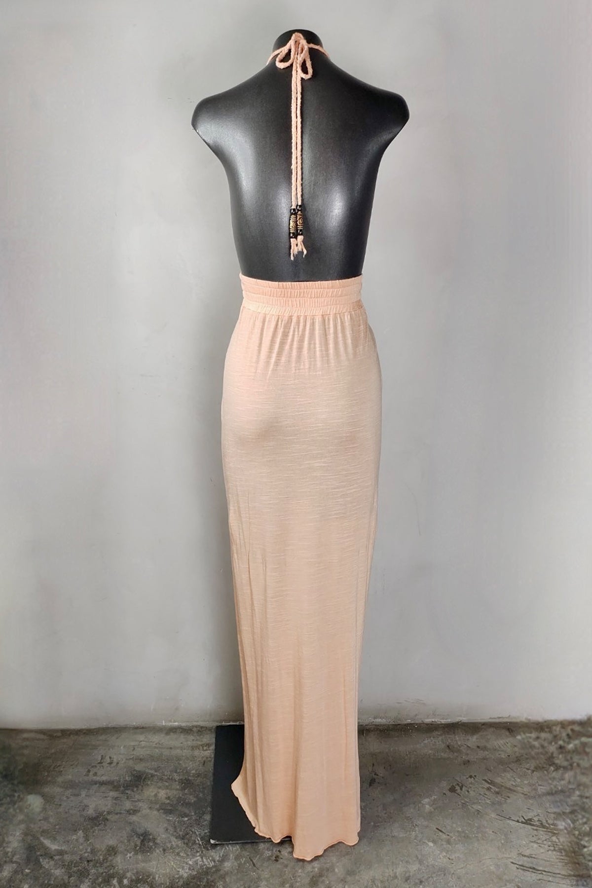 Vestido largo T Bags Los Angeles en color salmón claro visto desde atrás en maniquí, con tirantes cruzados y caída fluida