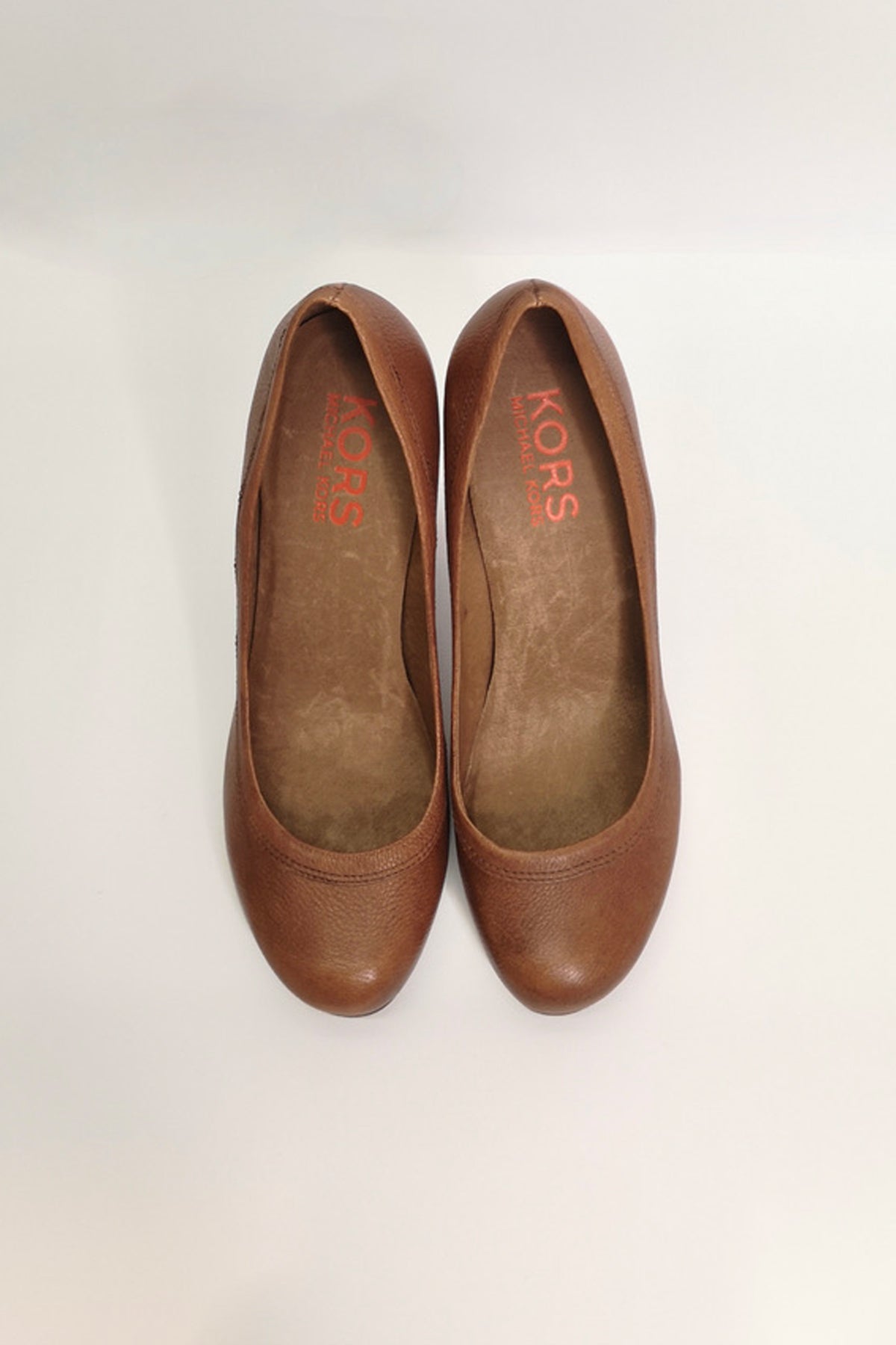 Vista superior de los Michael Kors Torquay Cameron Pumps en piel beige, mostrando la forma elegante y el diseño cómodo para mujer