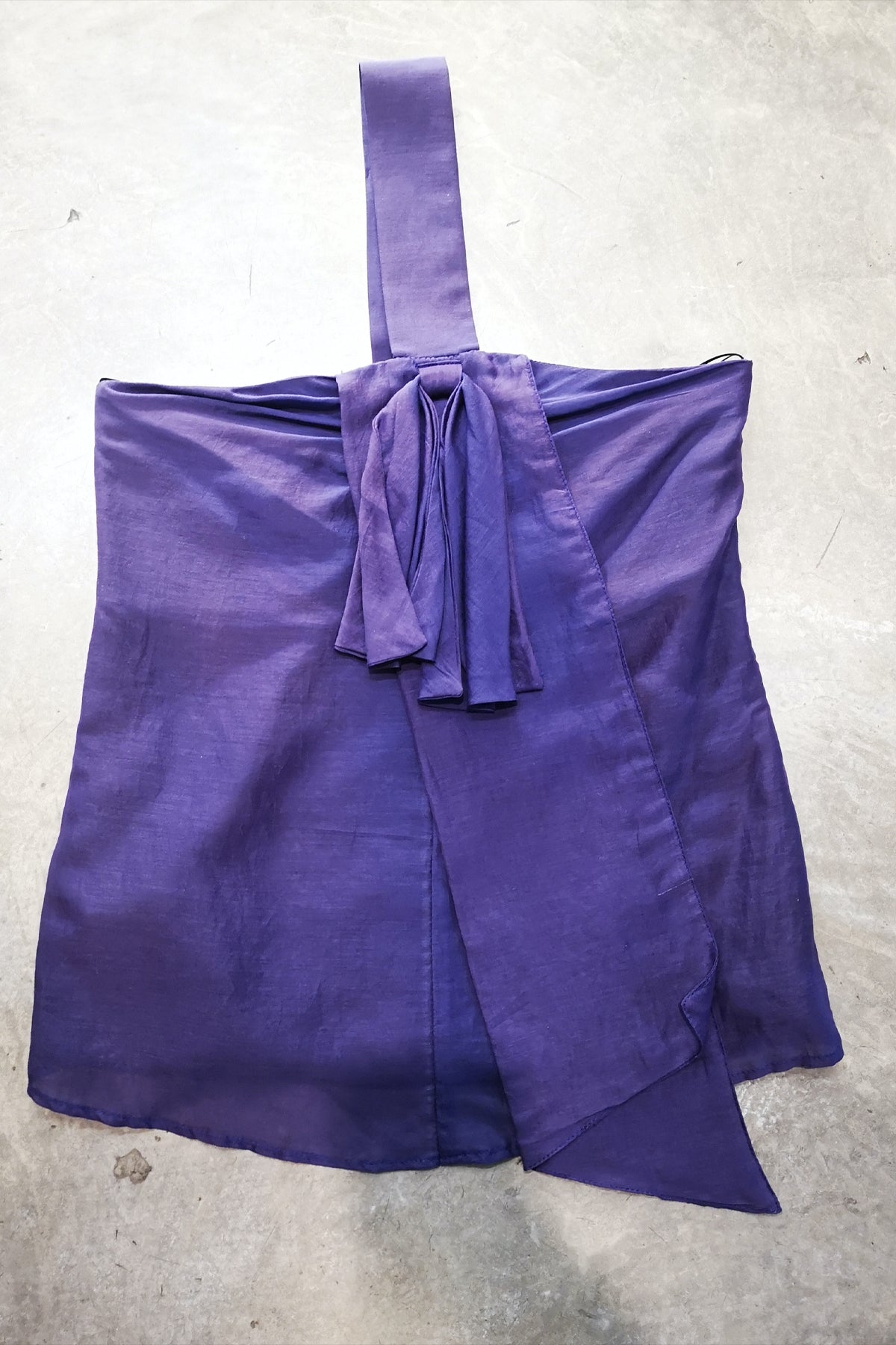 Detalle del tejido y corte del top Wren en lilac, perfecto para estilismos de verano que buscan comodidad y elegancia femenina