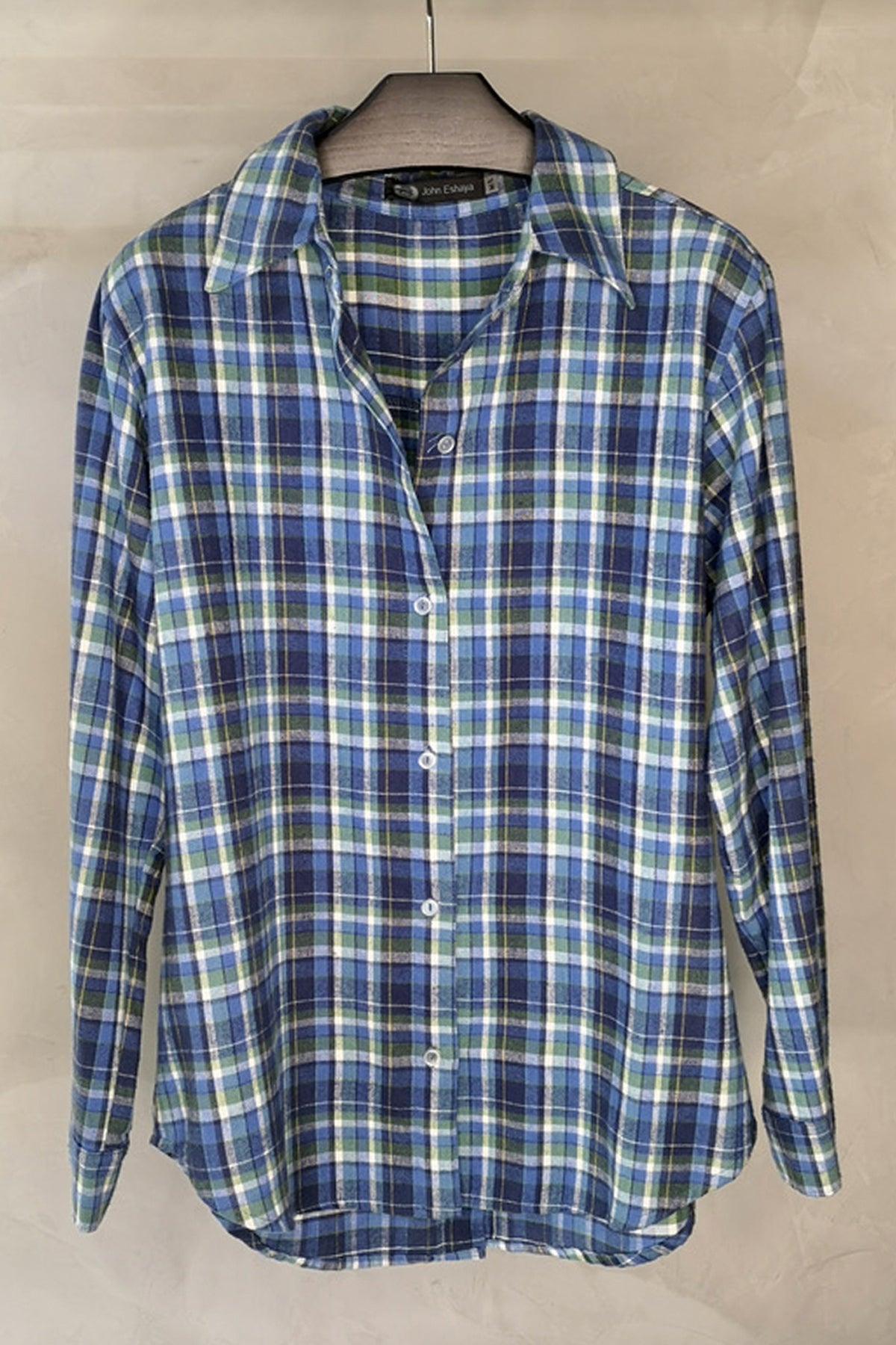 Camisa de cuadros John Eshaya en tonos azul, verde y blanco, cuello extendido y botones frontales sobre fondo neutro ideal para estilo casual refinado
