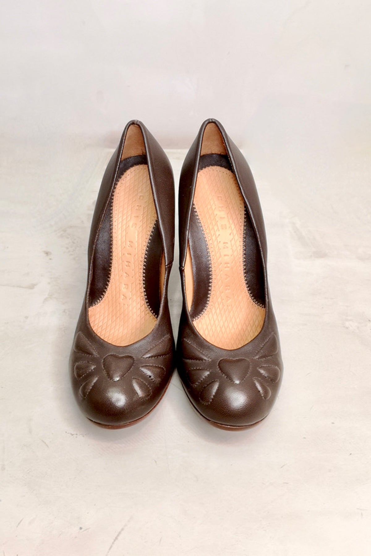 Zapatos Chie Mihara Owen de tacón medio en piel negra con diseño elegante y cómodo para uso diario o eventos especiales