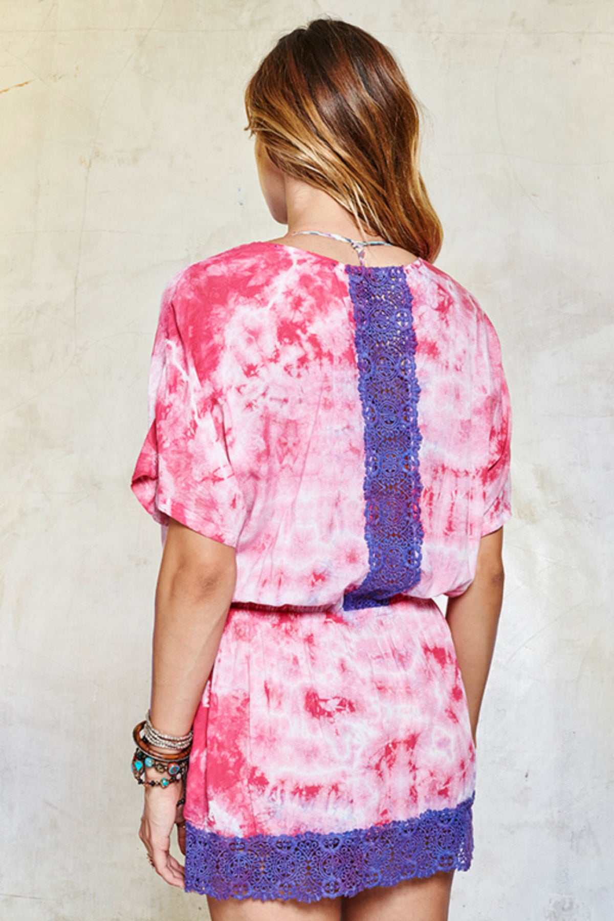 Modelo de espaldas con el vestido Gypsy Lavender Tie Dye, detalle del encaje en la espalda y caída elegante del bajo