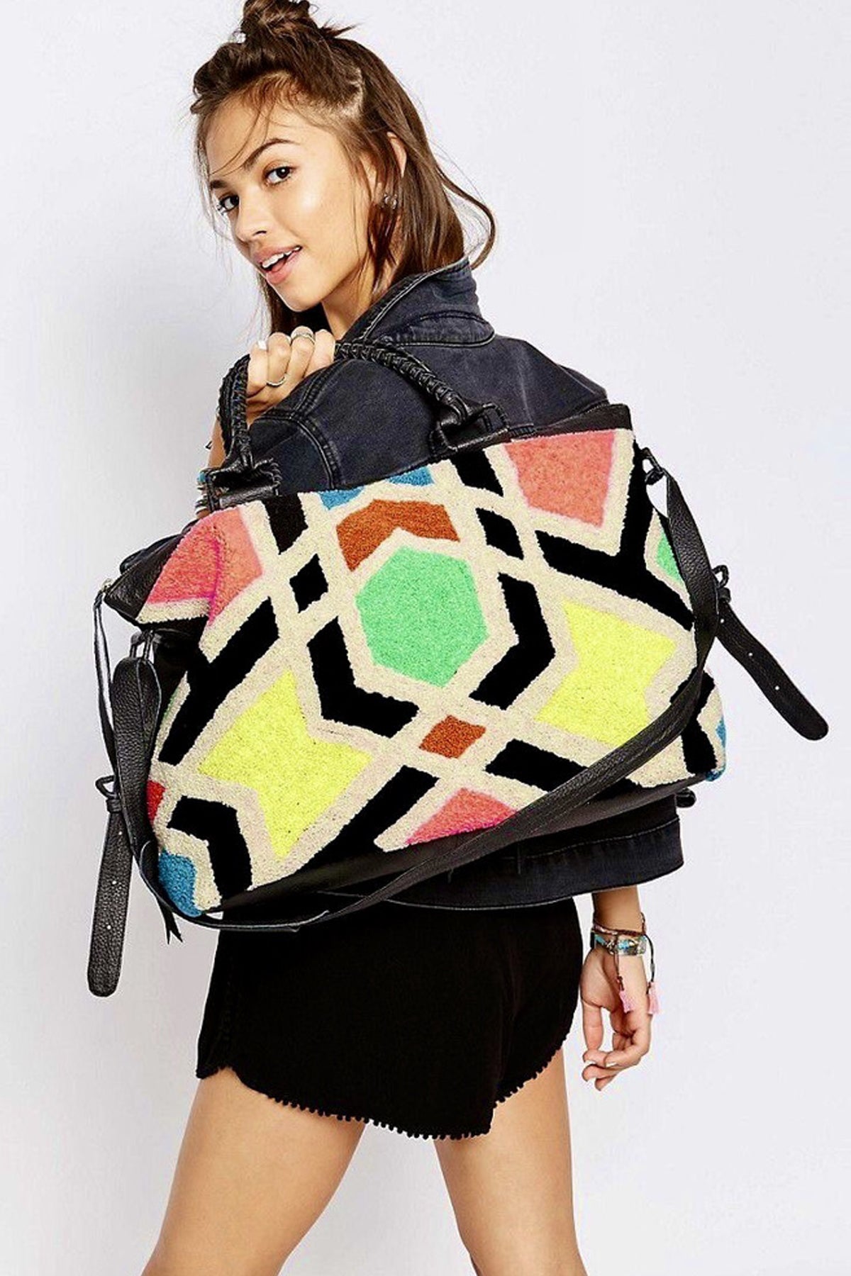 Bolso Cleobella Avalon Mosaic Bag con diseño artesanal de mosaico en tonos tierra ideal para looks bohemios y sofisticados
