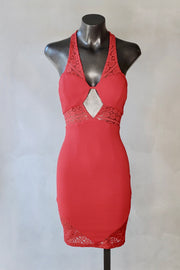 Minivestido rojo en maniquí mostrando escote en V profundo y halter sobre fondo neutro