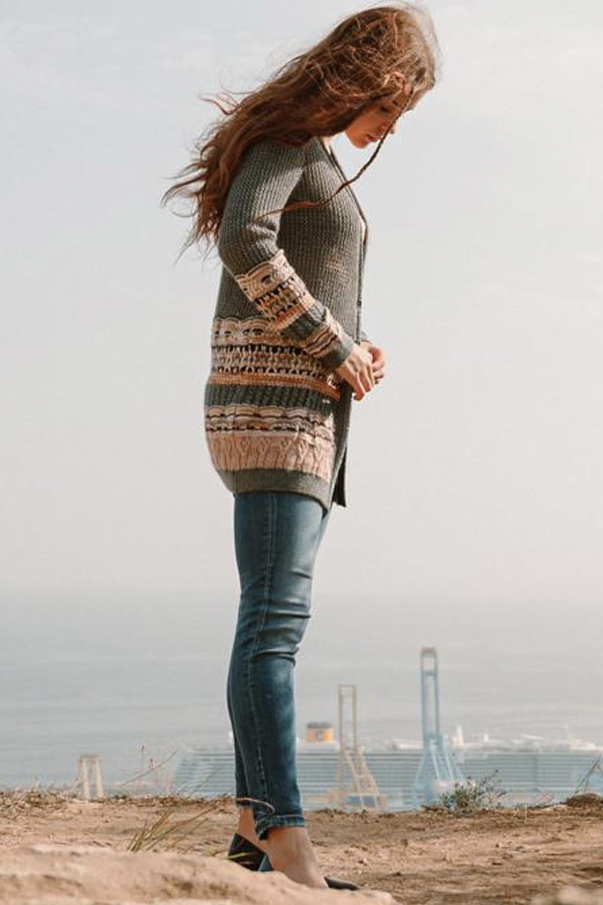 Modelo luciendo el cárdigan Missoni Nicoletta en gris con escote en V y manga larga, mostrando el ajuste fluido y elegante de la prenda