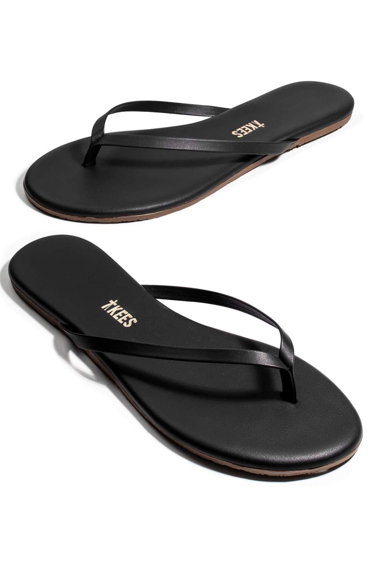 Imagen de las dos chanclas Tkees Black Flip Flops juntas, ideales para outfits veraniegos con estilo y sencillez