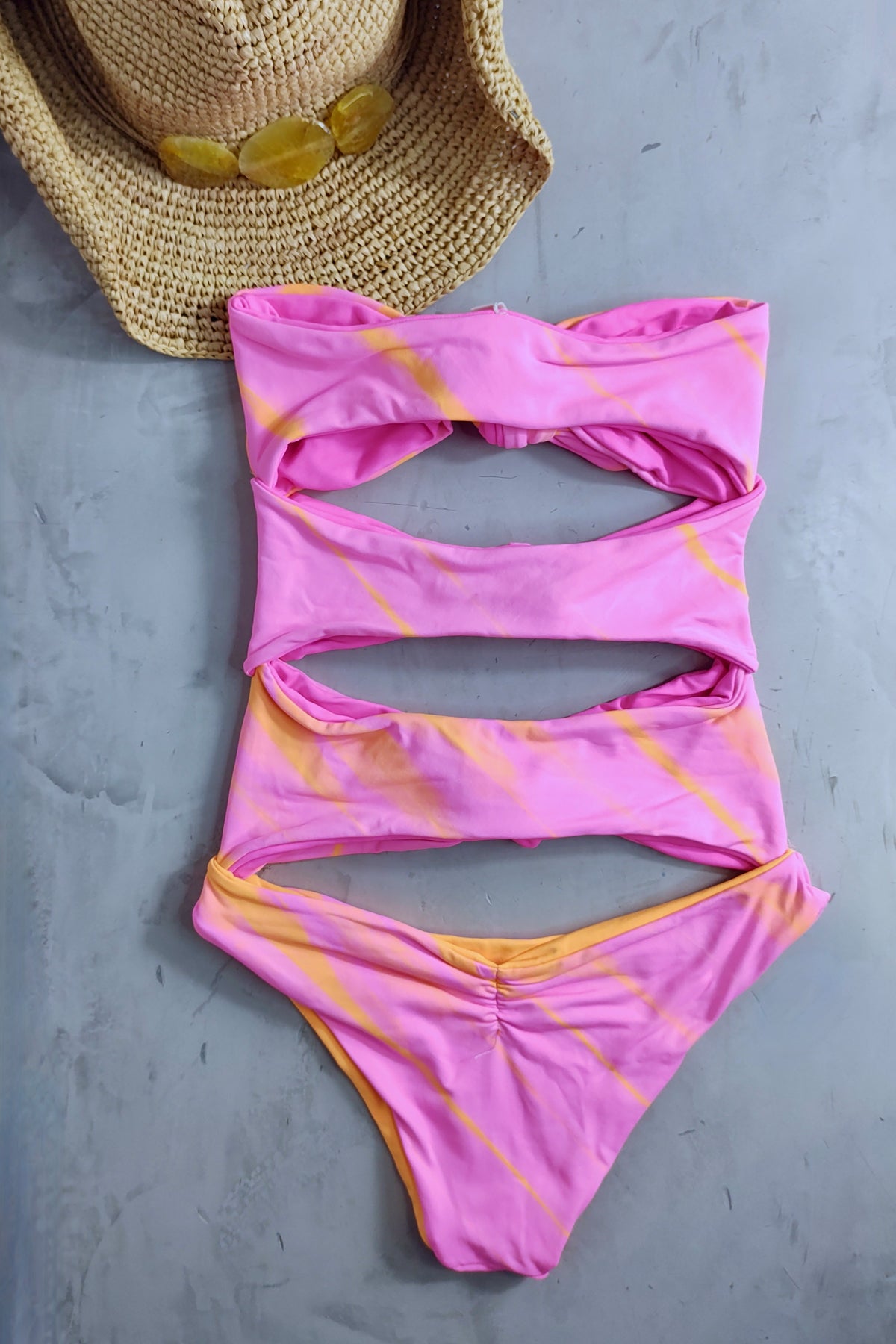 Vista trasera del bañador Martha Rey Amore Hyper Pink sobre fondo blanco, ajuste cómodo y diseño depurado