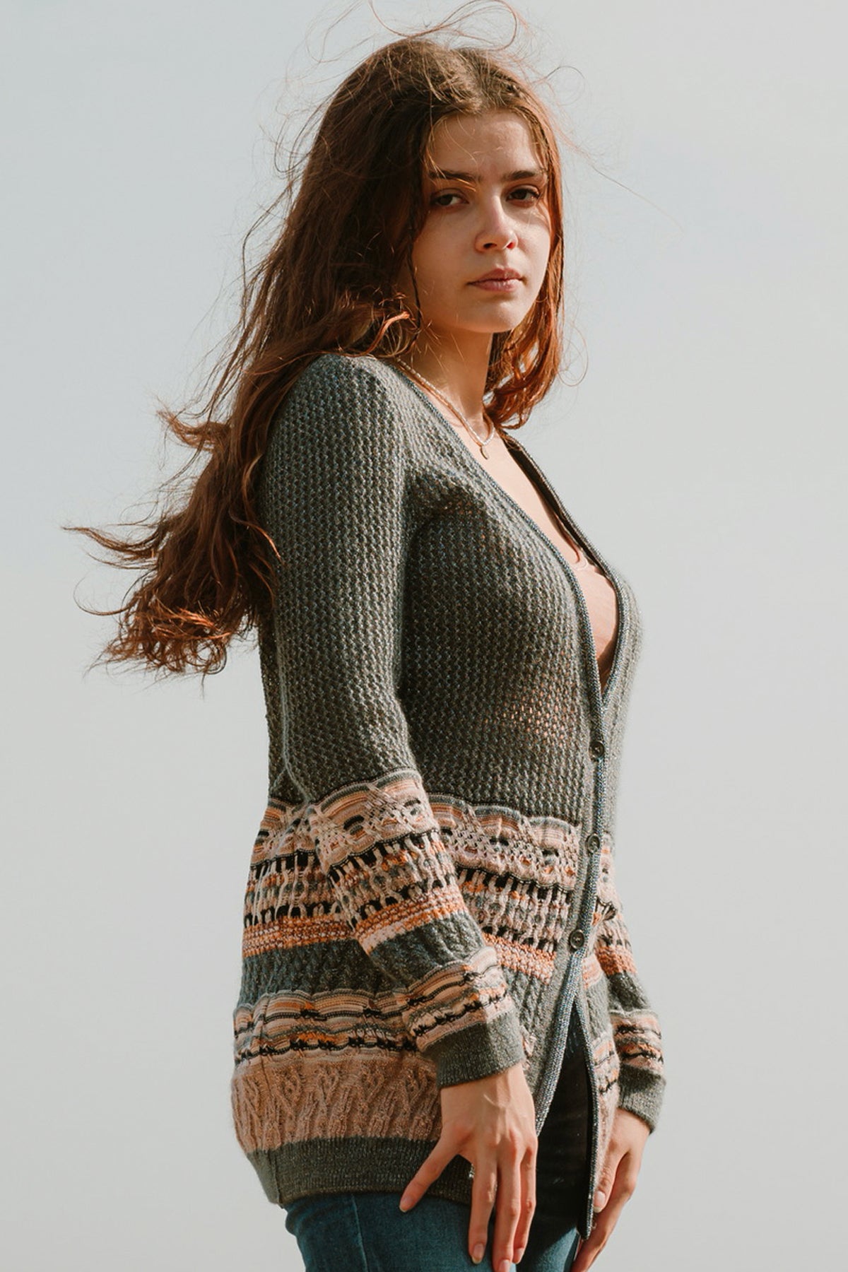 Vista lateral del cárdigan Missoni Nicoletta en gris, con diseño de manga larga y corte recto elegante