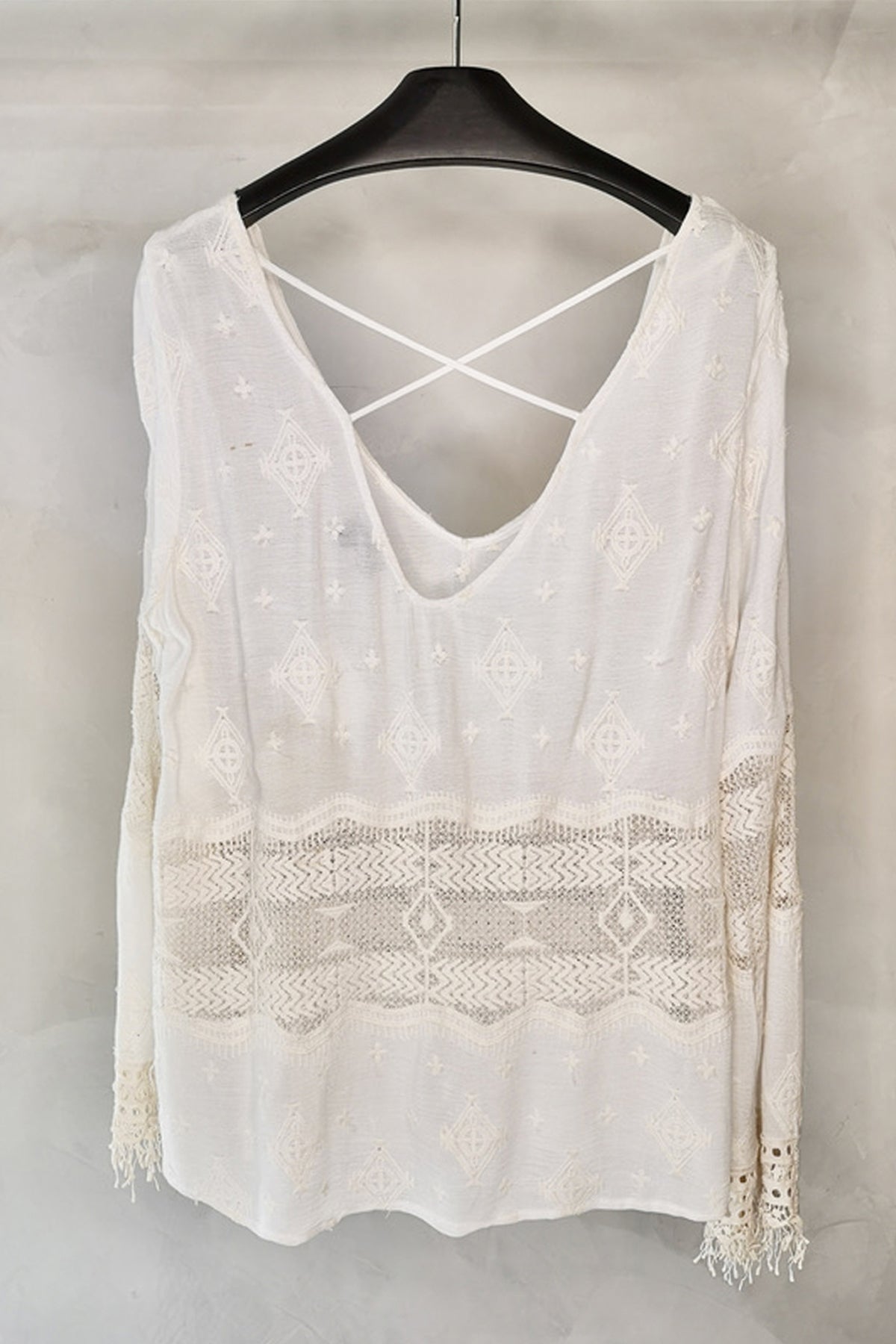 Vista trasera de la blusa bordada Liv en color Ivory, con escote en V y detalles florales, ideal para un look bohemio