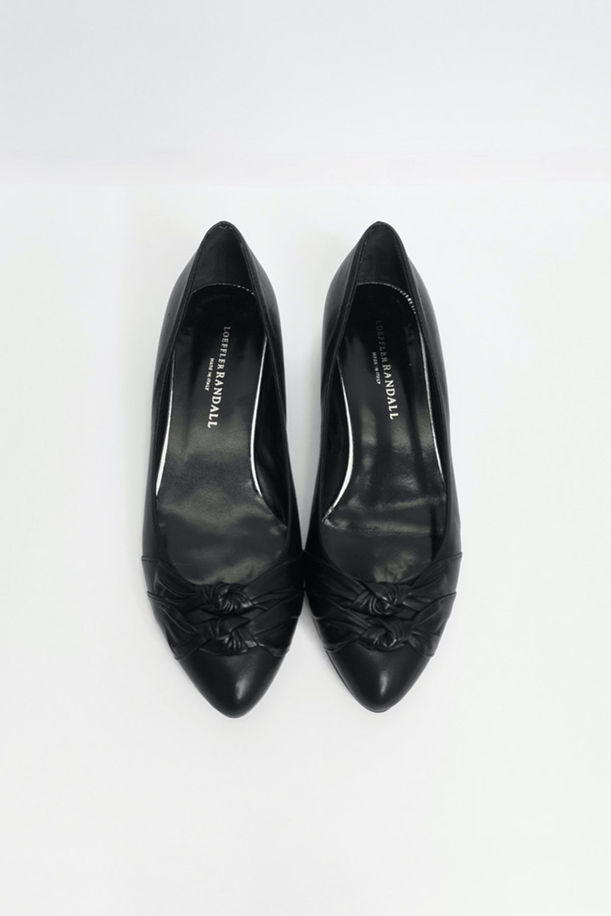 Zapatos planos Millie en piel color black con puntera redonda y diseño clásico para un look elegante y cómodo de día