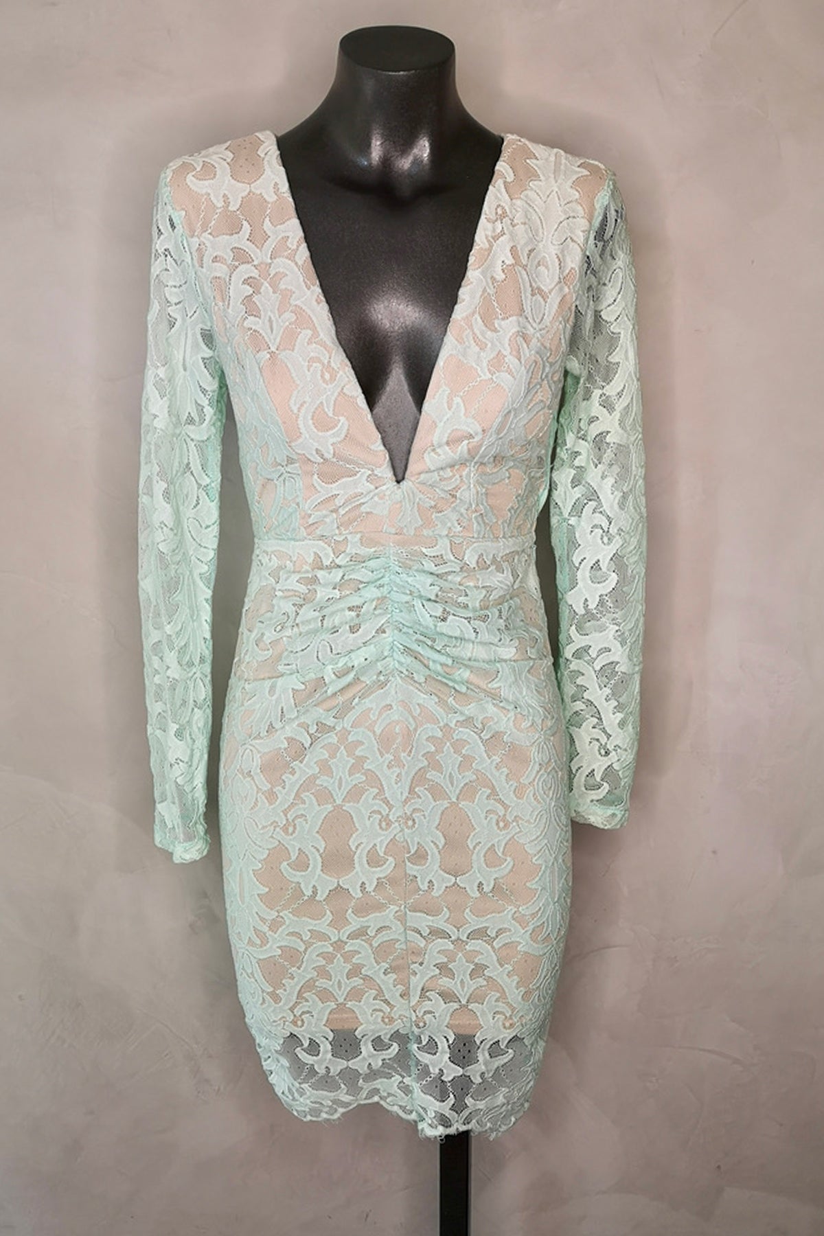 Vista completa del vestido midi Angel Biba en verde menta sobre fondo neutro mostrando silueta y textura de encaje