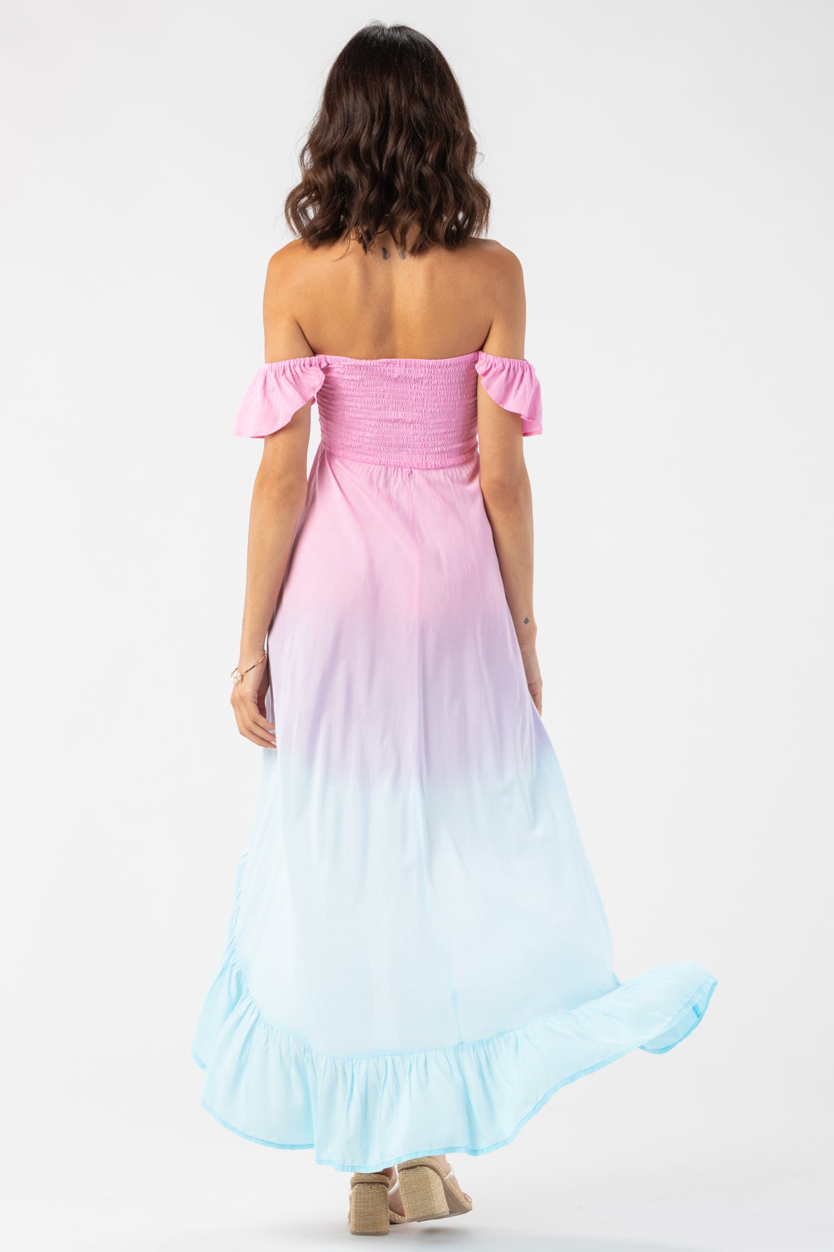 Vista trasera del vestido largo Tiare Hawaii Brooklyn mostrando su diseño fluido y estampado ombré en rosa, violeta y aqua