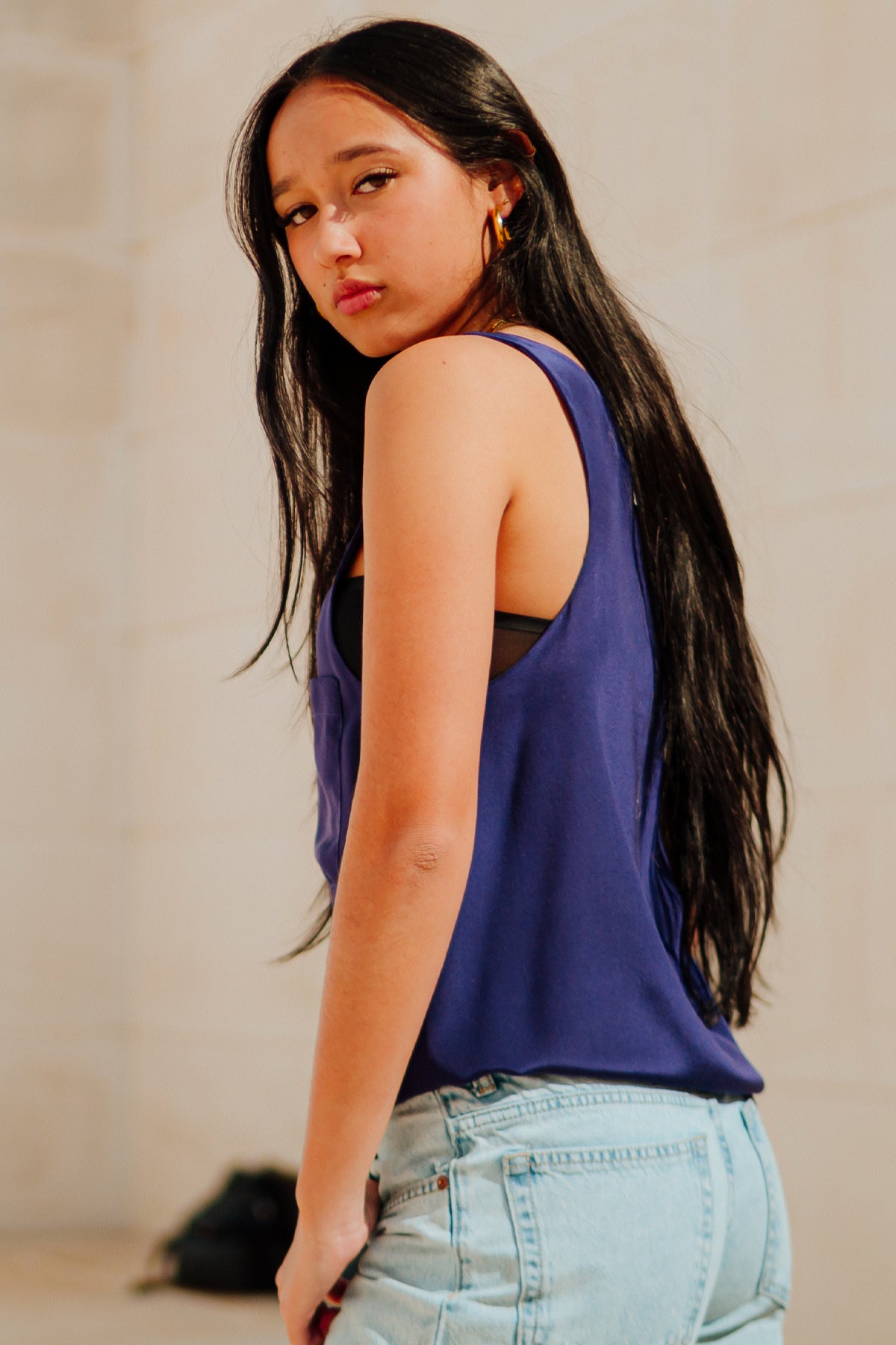 Top Wren de seda en color lilac con tirantes finos y escote en pico, ideal para looks elegantes y sofisticados